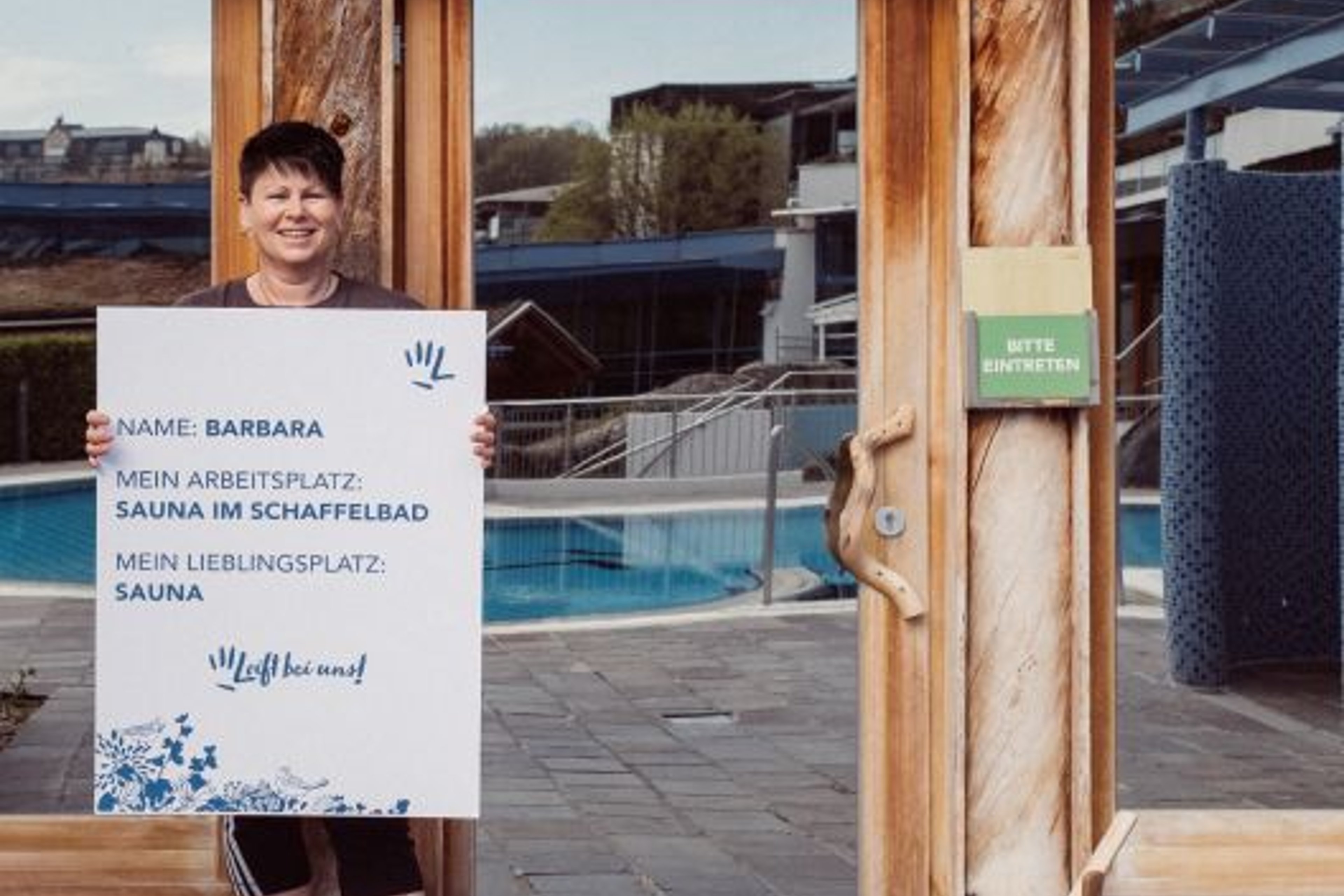 Ein Teammitglied des Thermenresorts Loipersdorf zeigt den Lieblingsplatz auf dem Gelände.