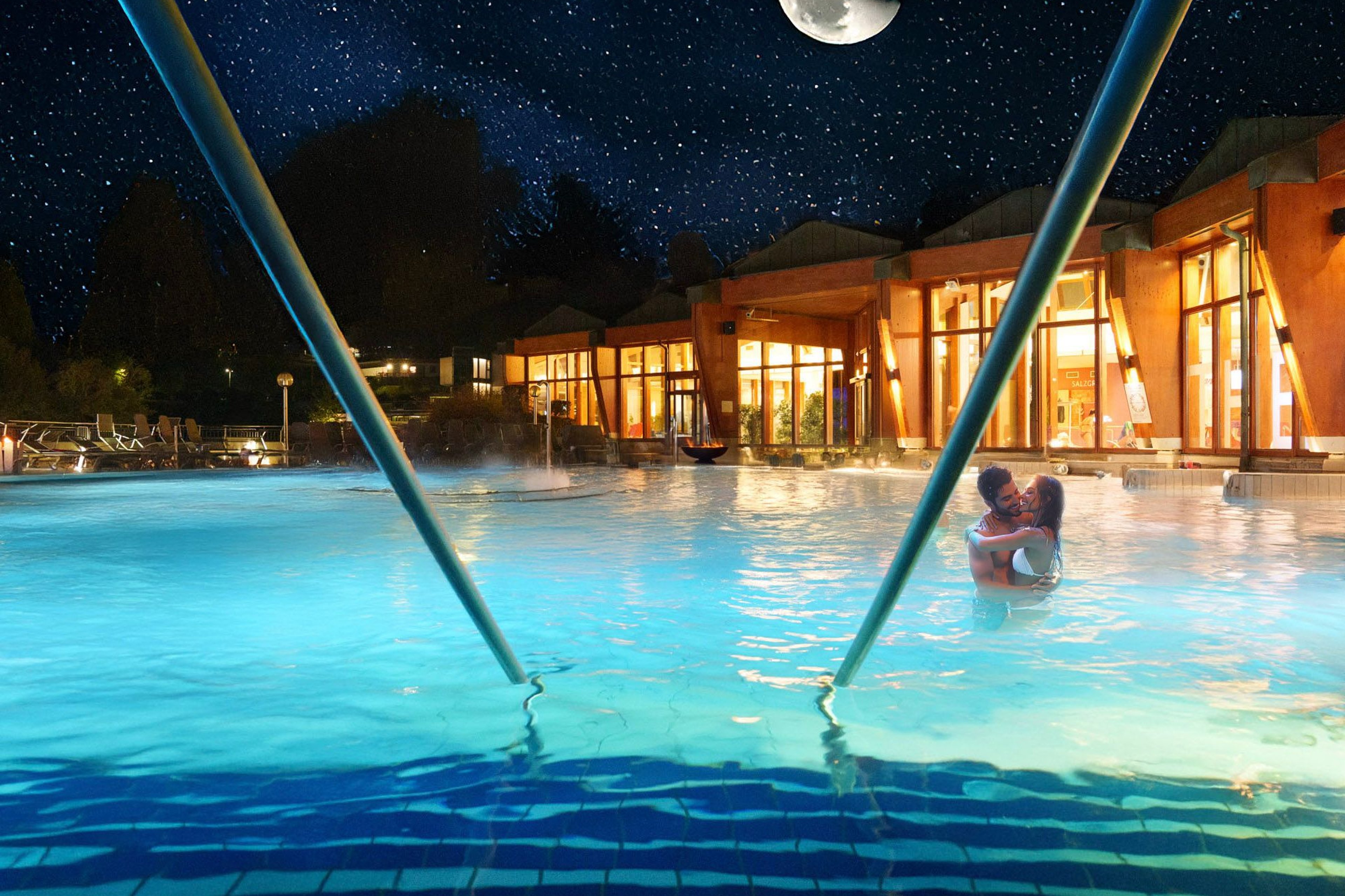 Thermalbecken beim Mondscheinschwimmen in der Nacht.