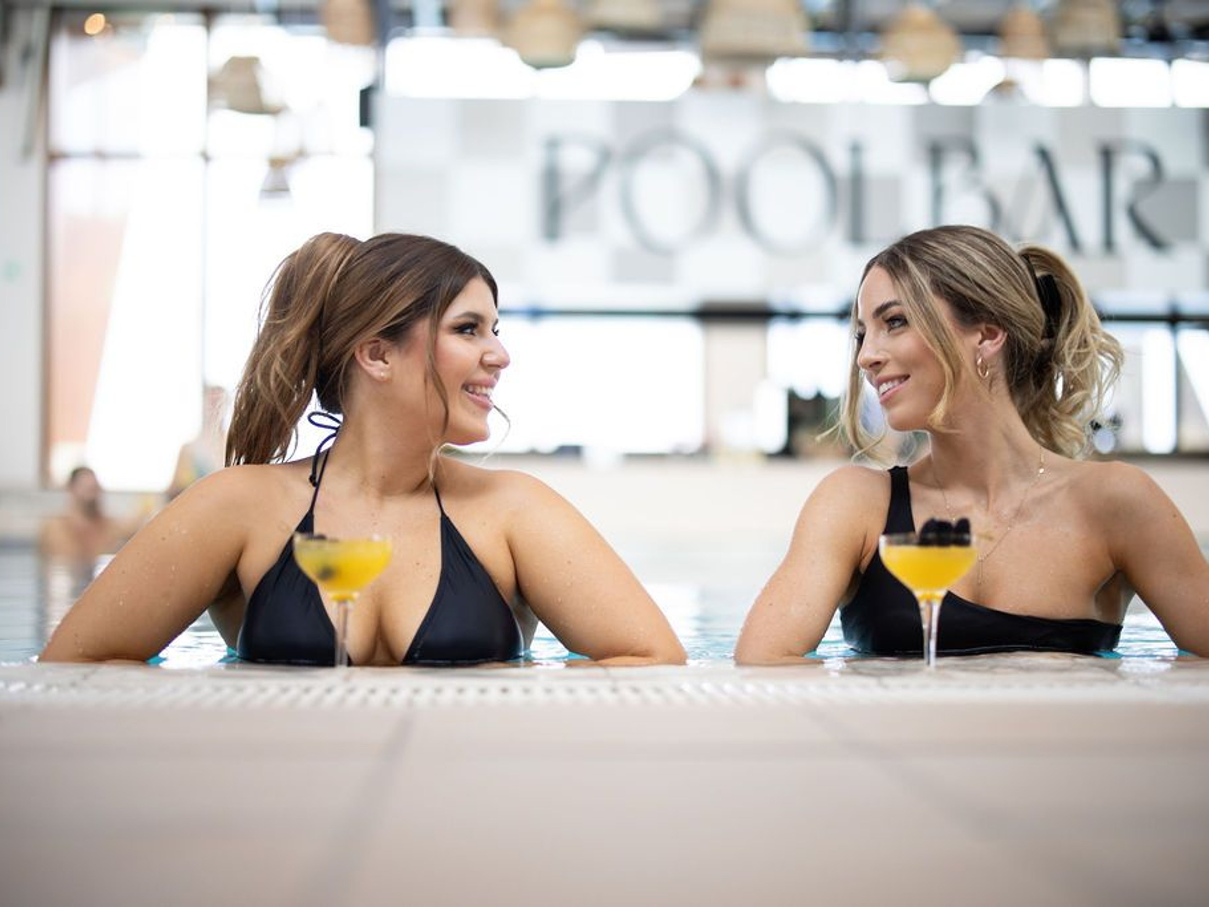 Zwei Freundinnen genießen gemeinsam einen Cocktail