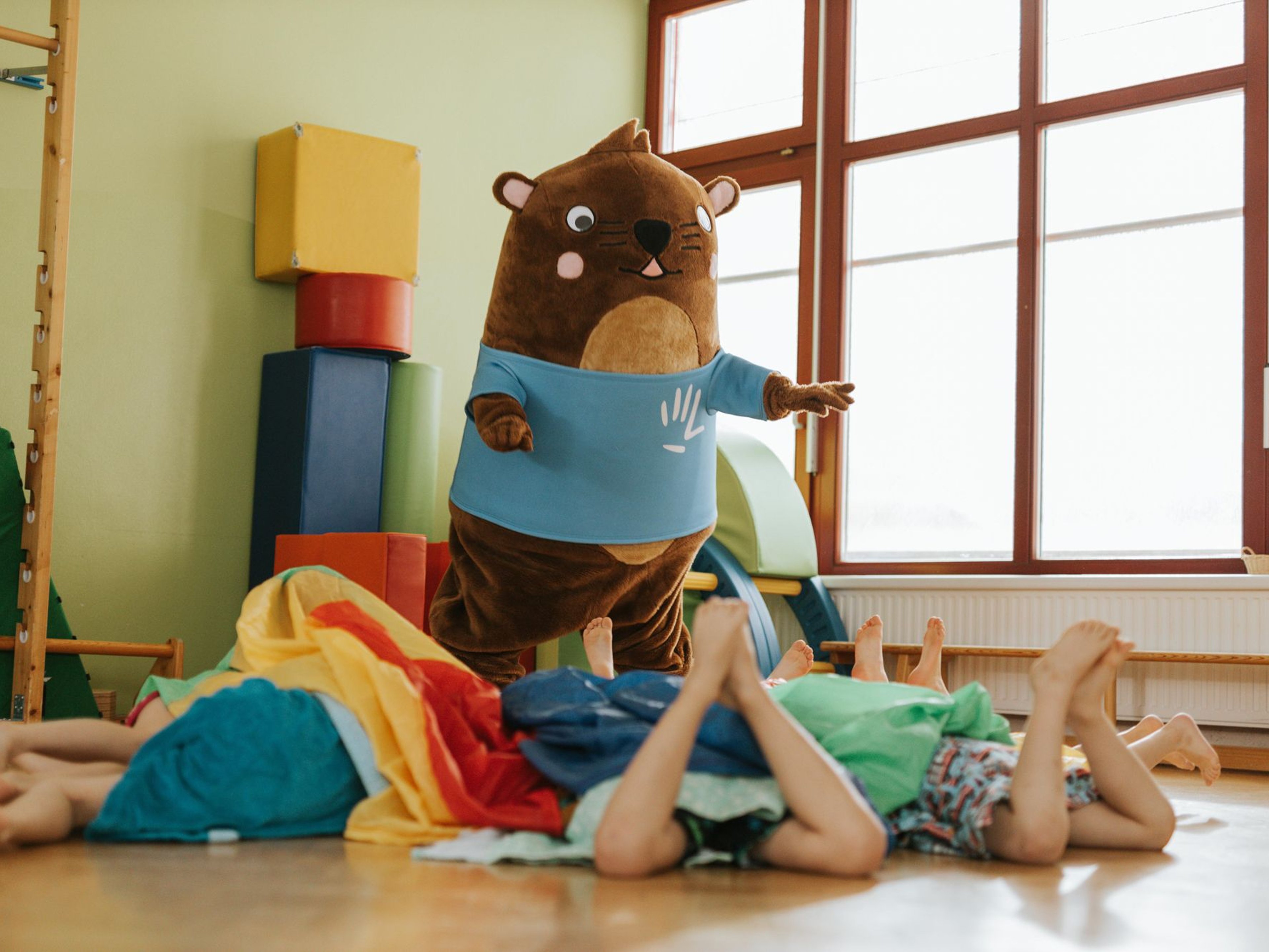 Otto spielt mit den Kindern lustige Spiele.