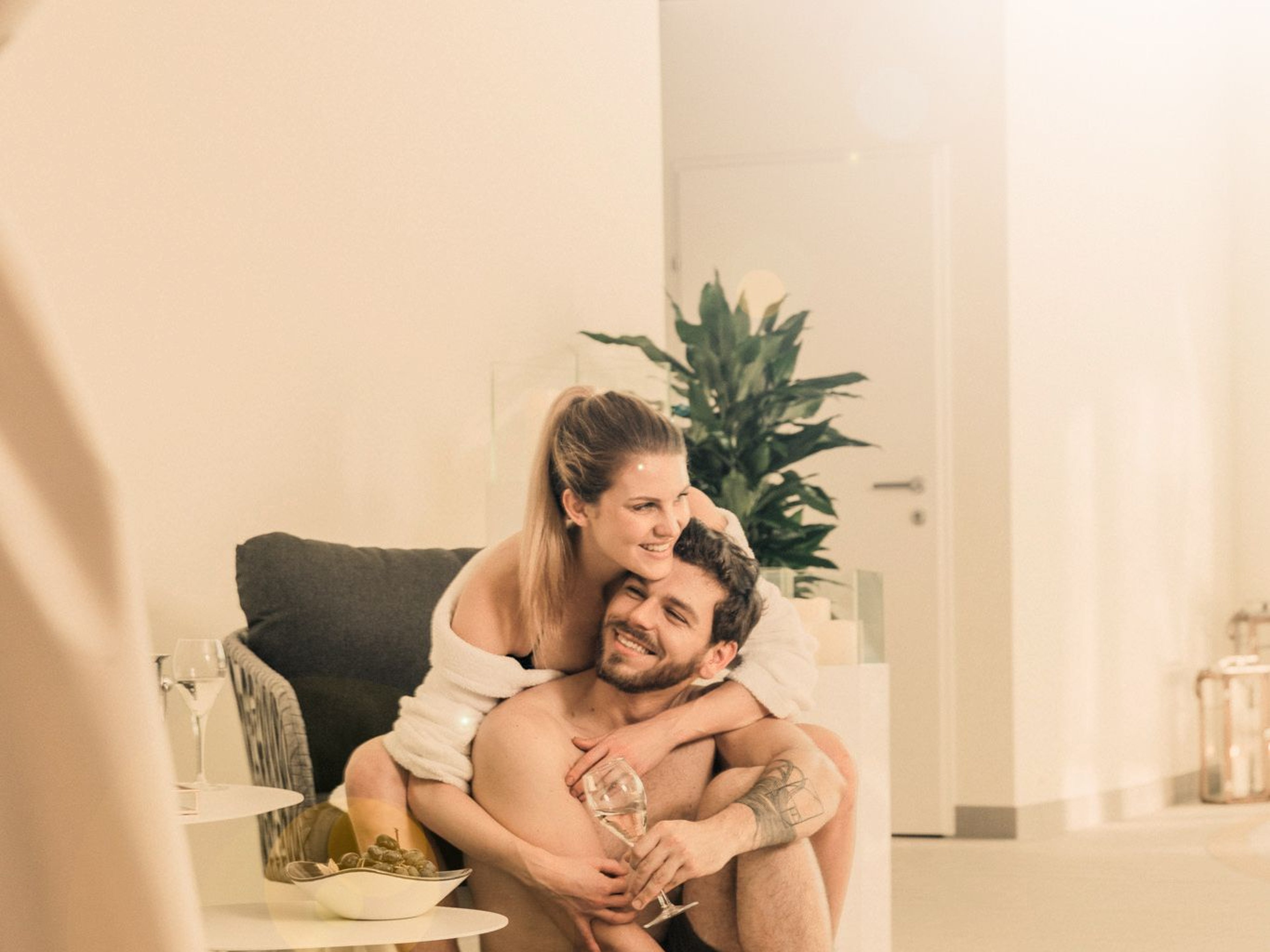 Ein Paar umarmt sich verleibt im Private Spa des Thermenresorts Loipersdorf.