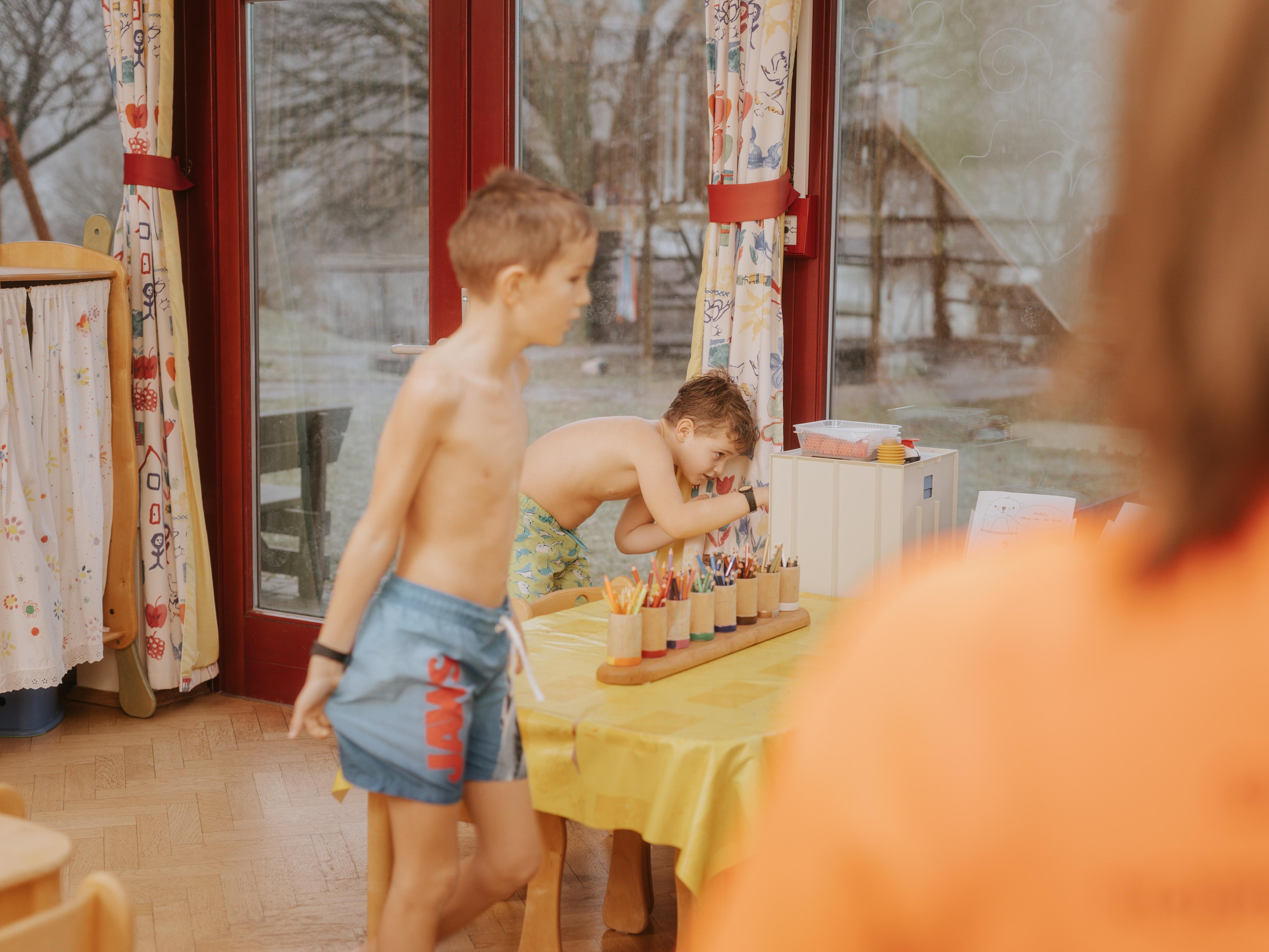 Kinder nehmen an der Schnitzeljagd bei Ottos Fun Party teil. 