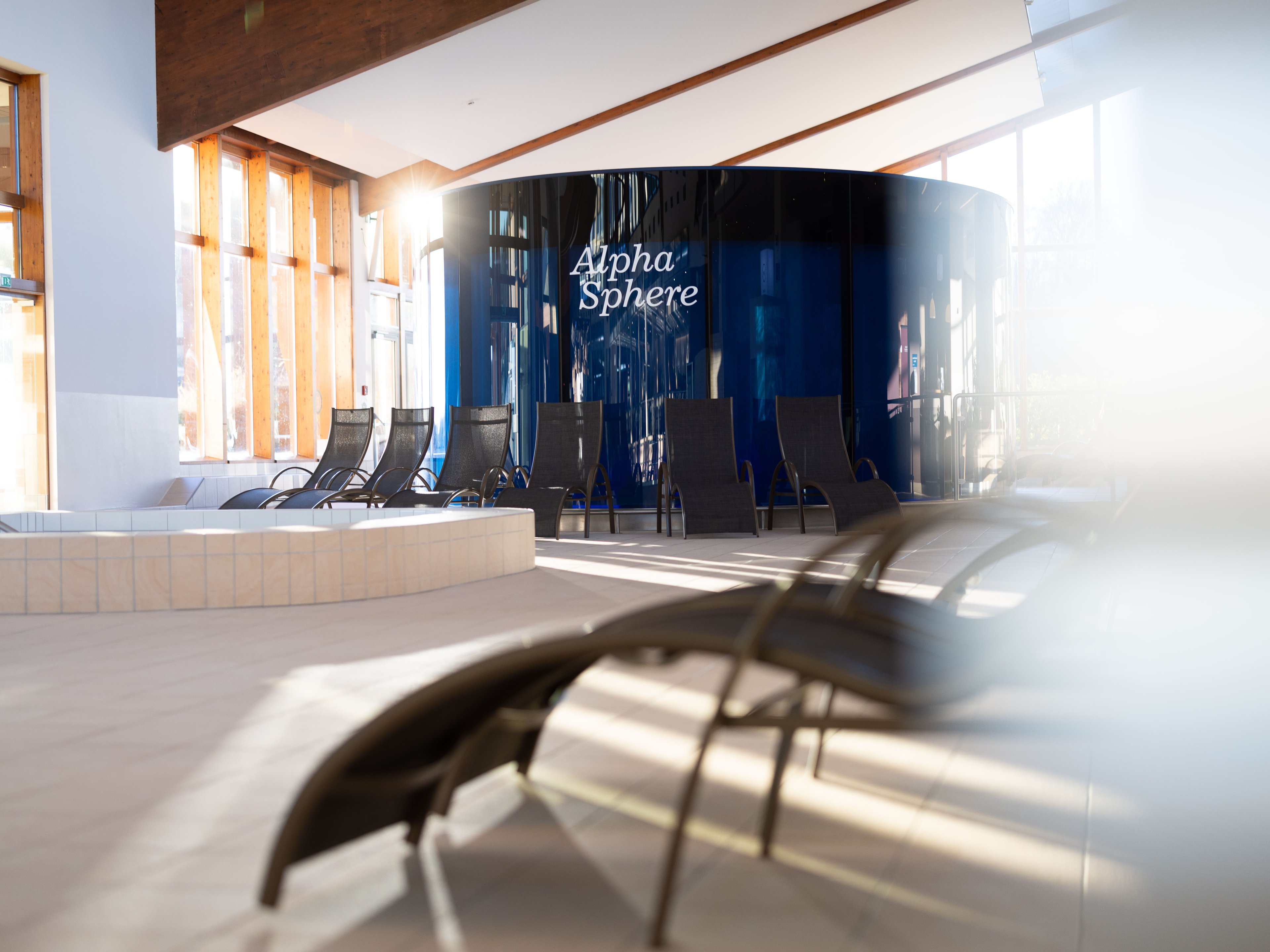 Alpha Sphere im Thermenresort Loipersdorf mit seitlicher Ansicht der Liege im Thermenbad.
