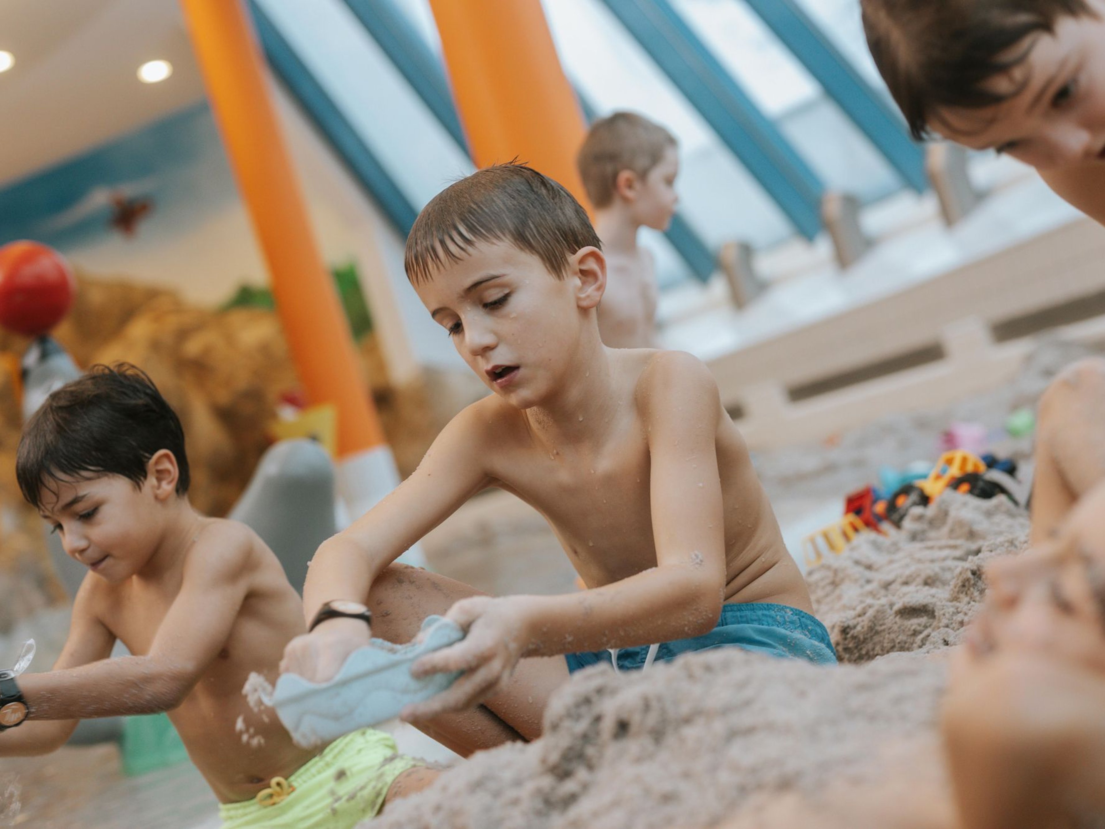 Kinder suchen im Sand nach dem Schatz wie echte Piraten.