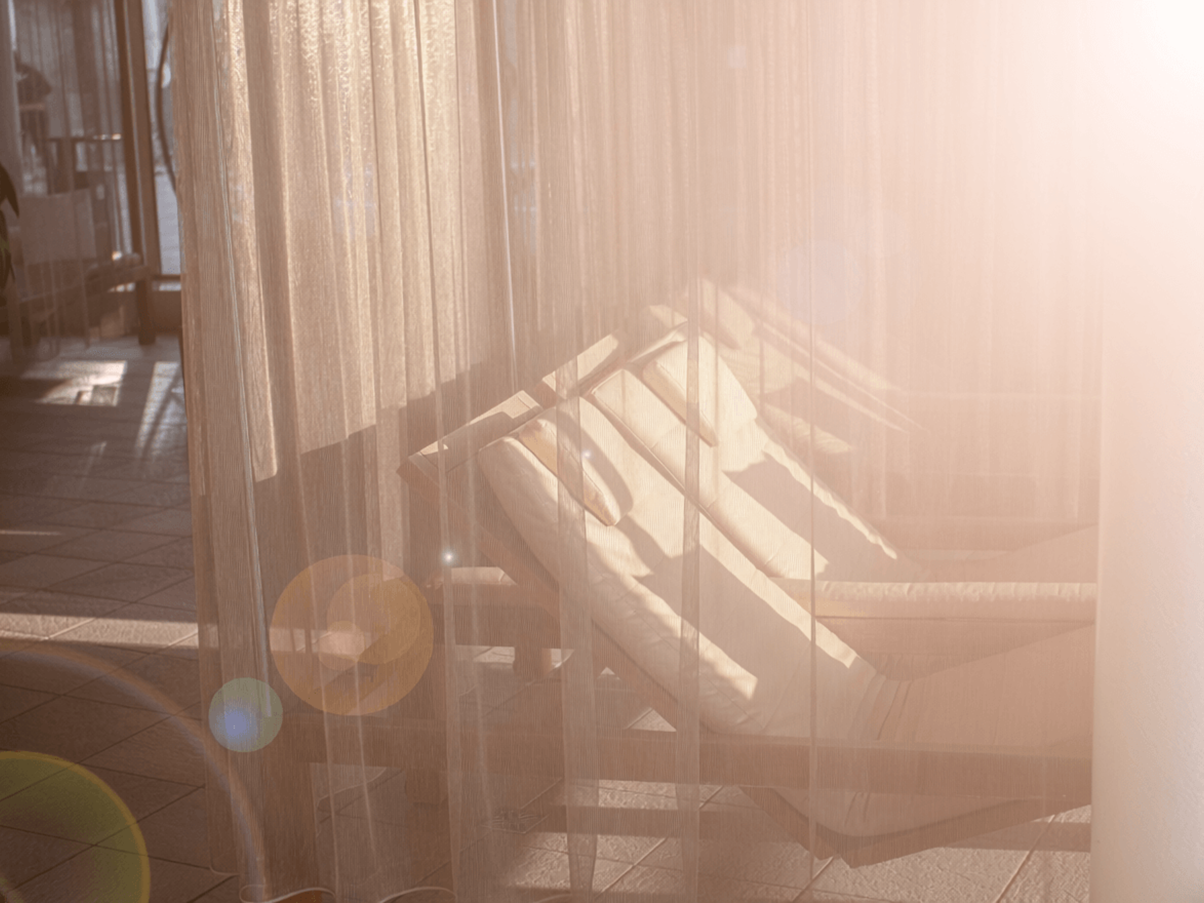 Kuschelliegen hinter einem Vorhang.