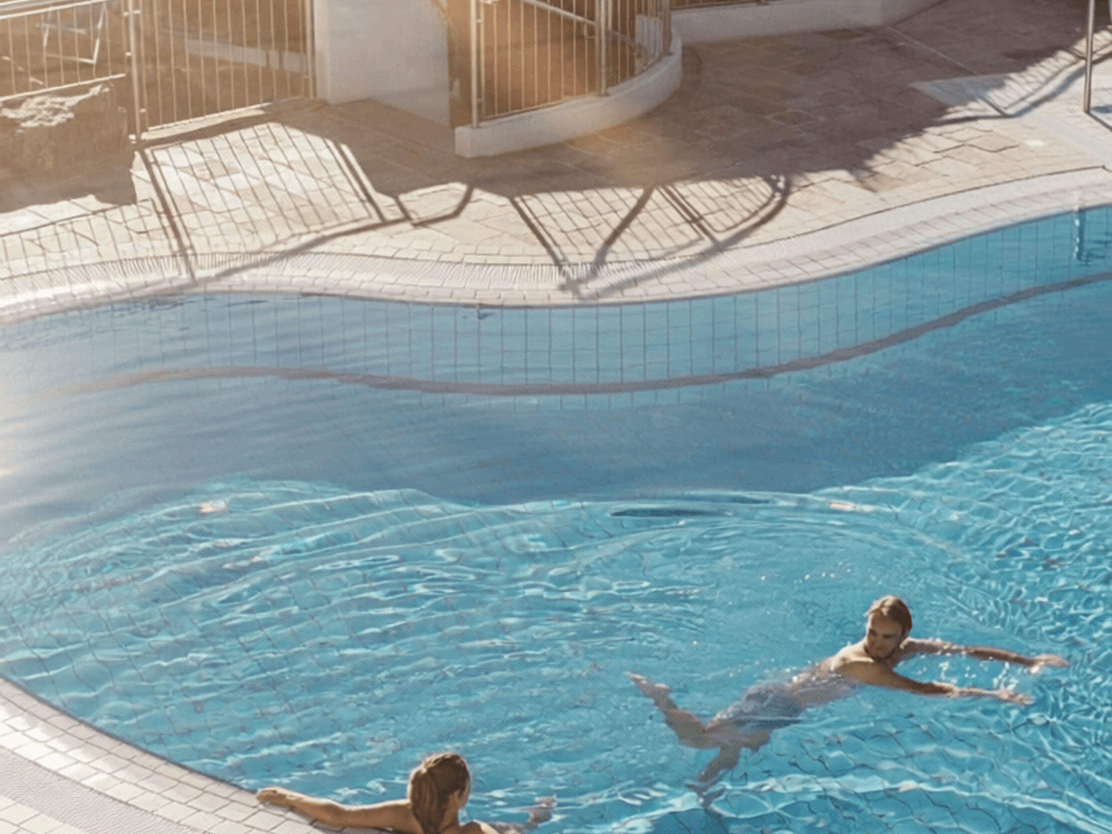 Zwei Personen Schwimmen im Kaltschwimmbecken