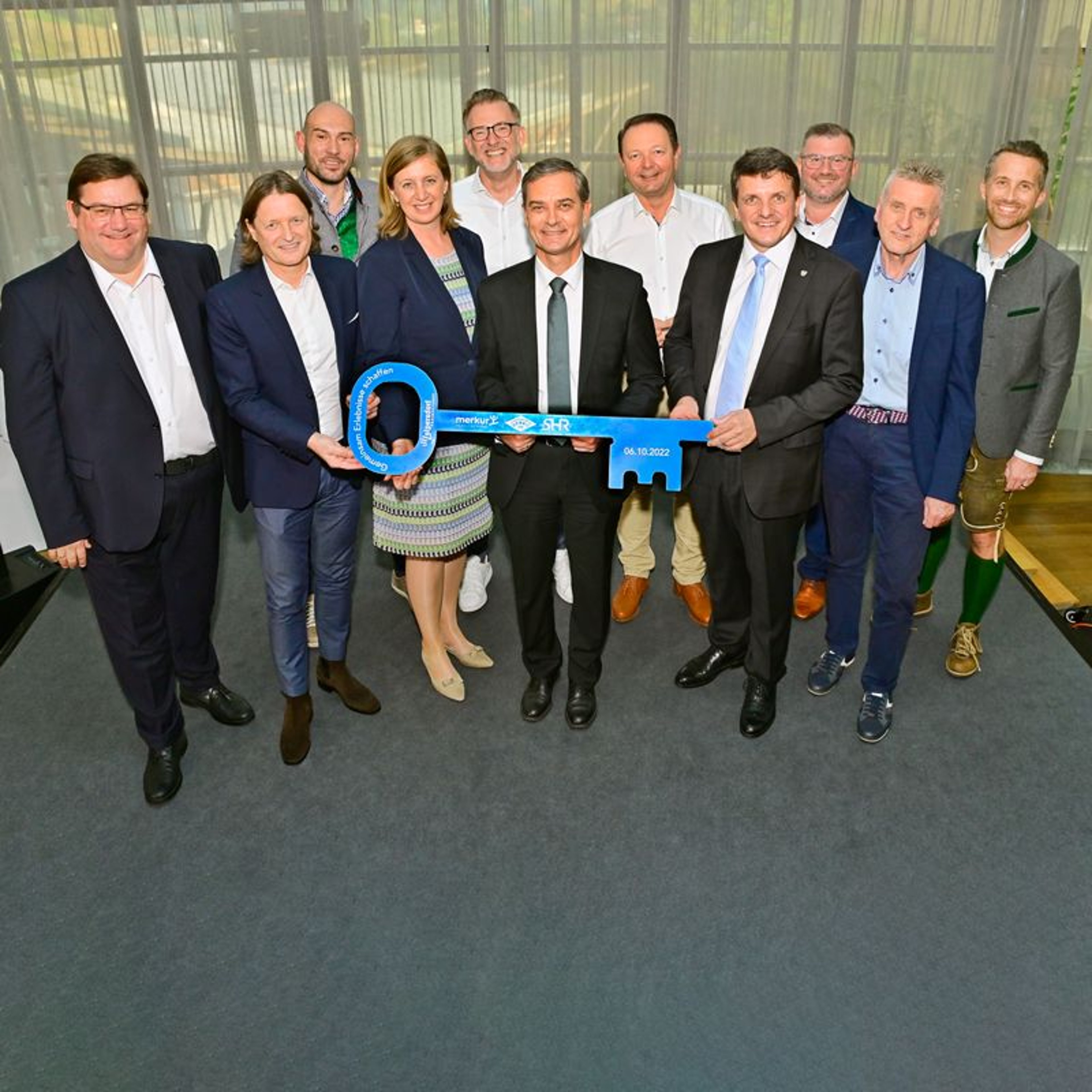 Symbolische Schlüsselübergabe an die neuen Eigentümer