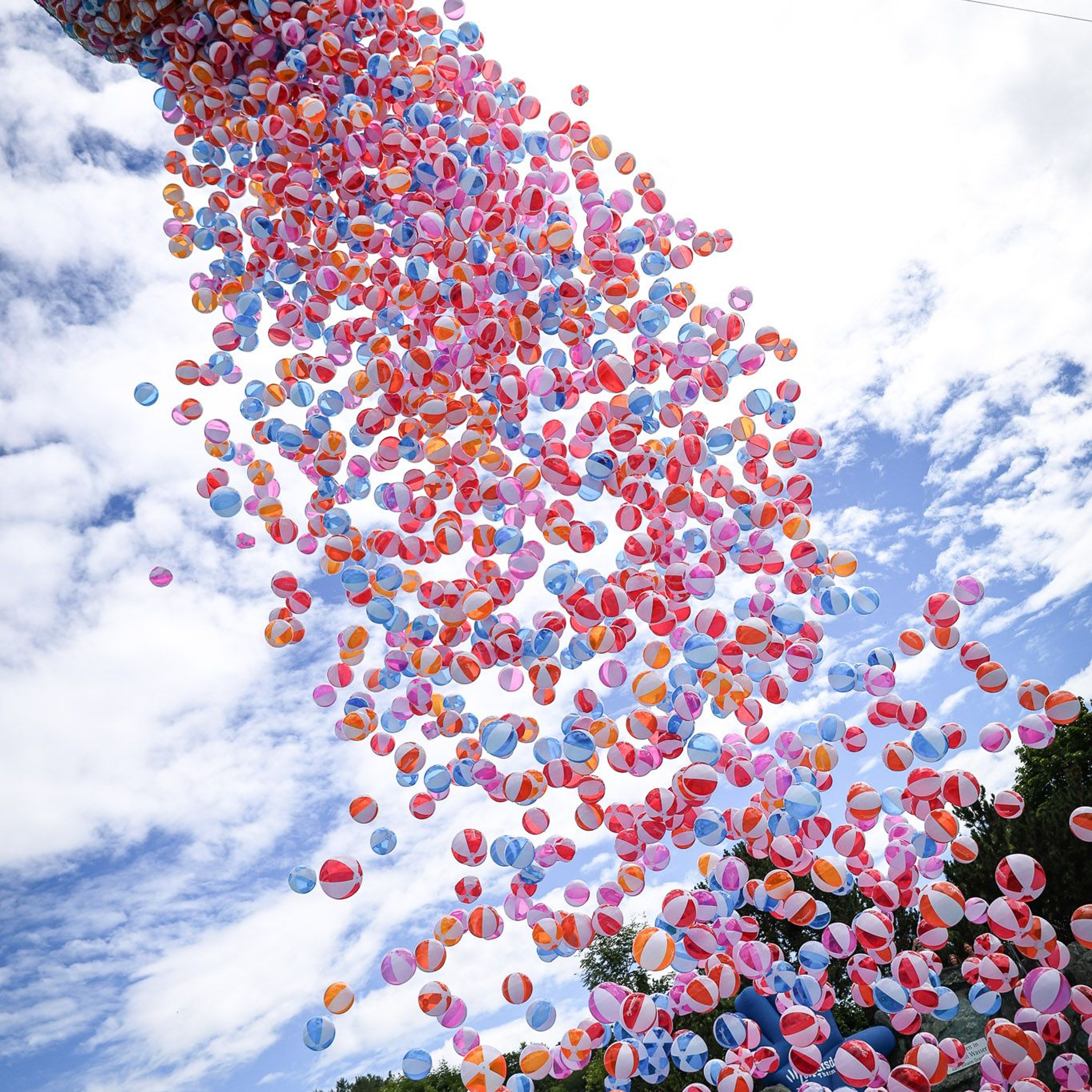 Unzählige Wasserbälle Regnen ins Acapulco Becken