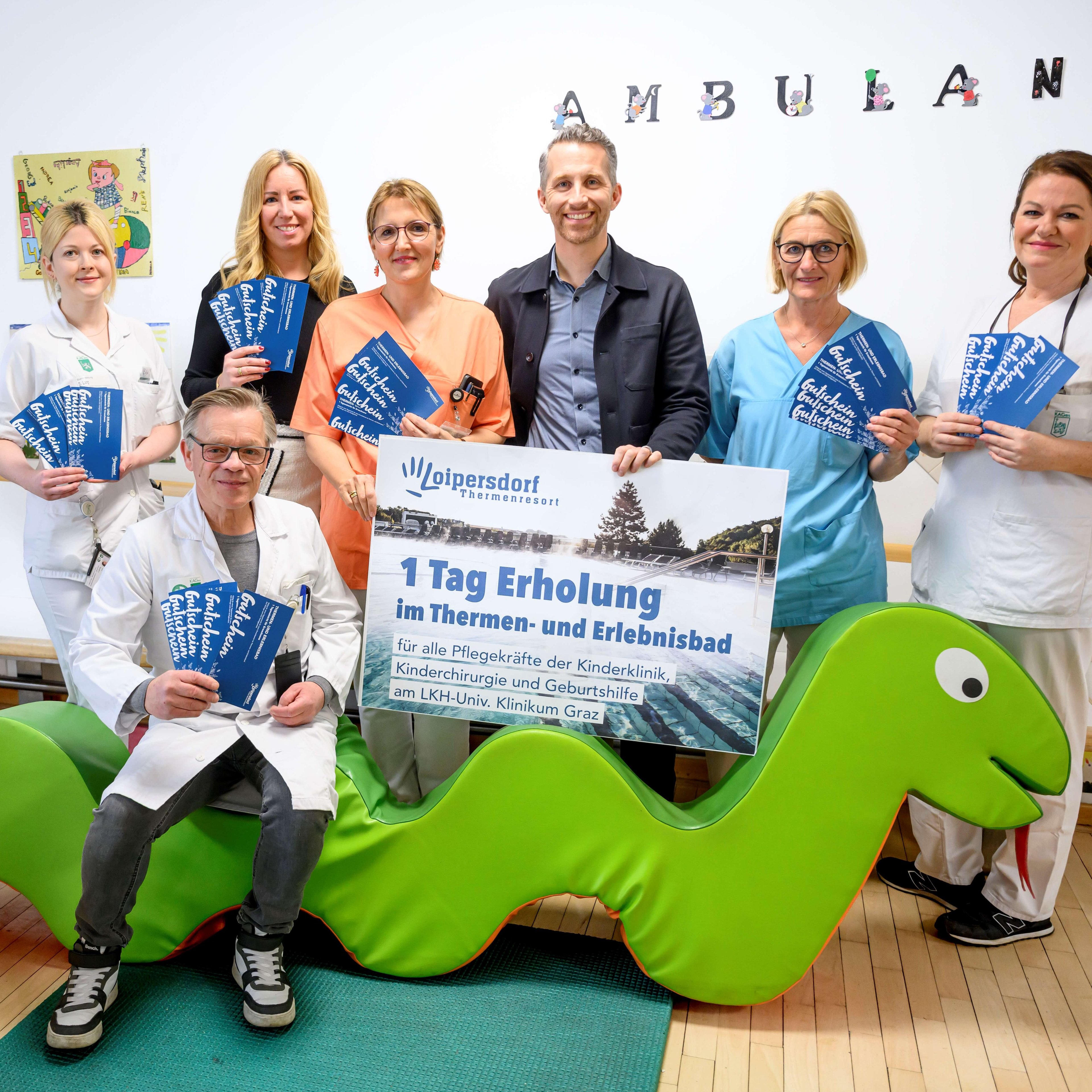 Personen bei der Übergabe der Gutscheine und Geschenke von den MitarbeiterInnen des Thermenresort Loipersdorf an die MitarbeiterInnen des LKH Graz.