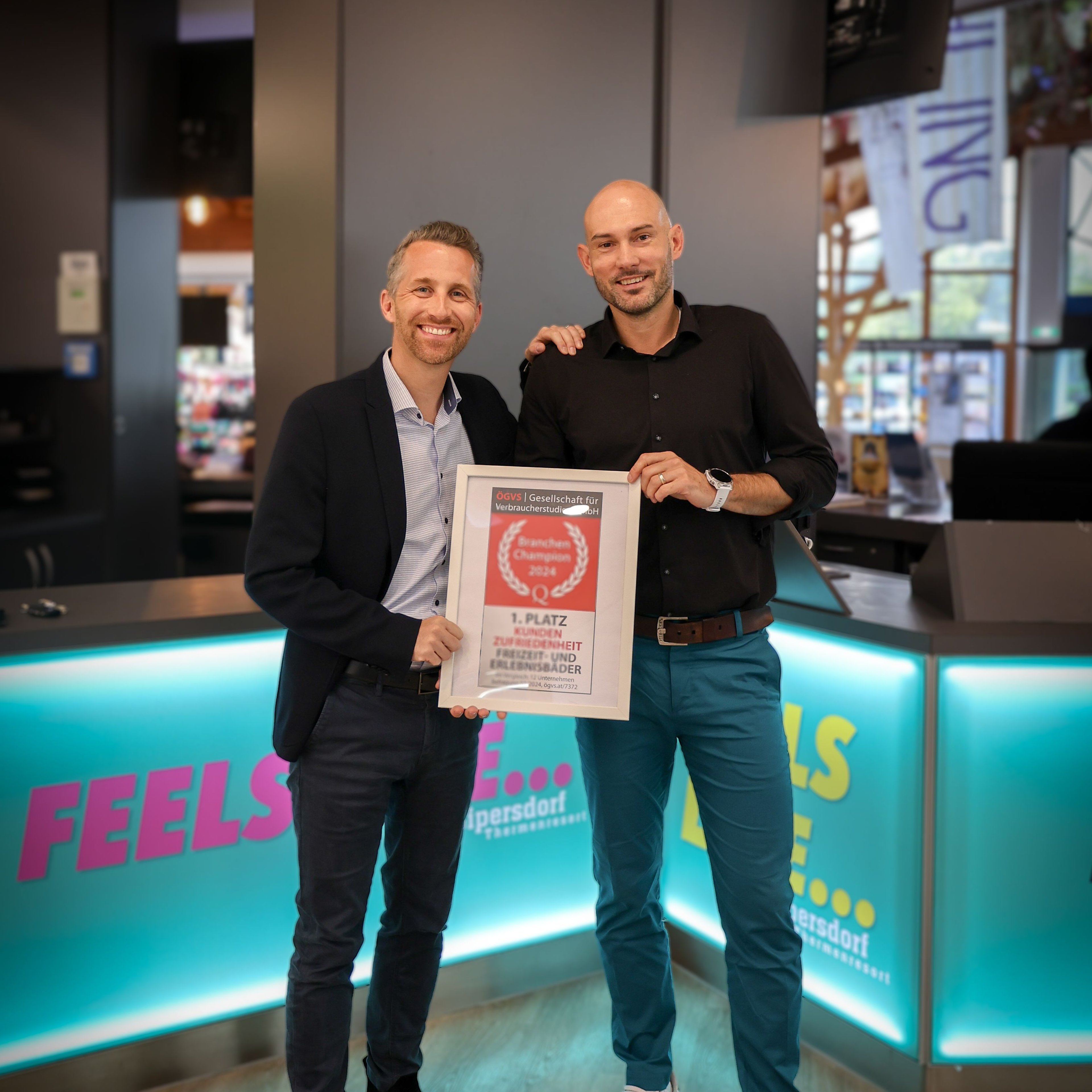 Philip Borkenstein-Quirini und Florian Tatscher mit der Auszeichnung "Branchen-Champion" in den Händen