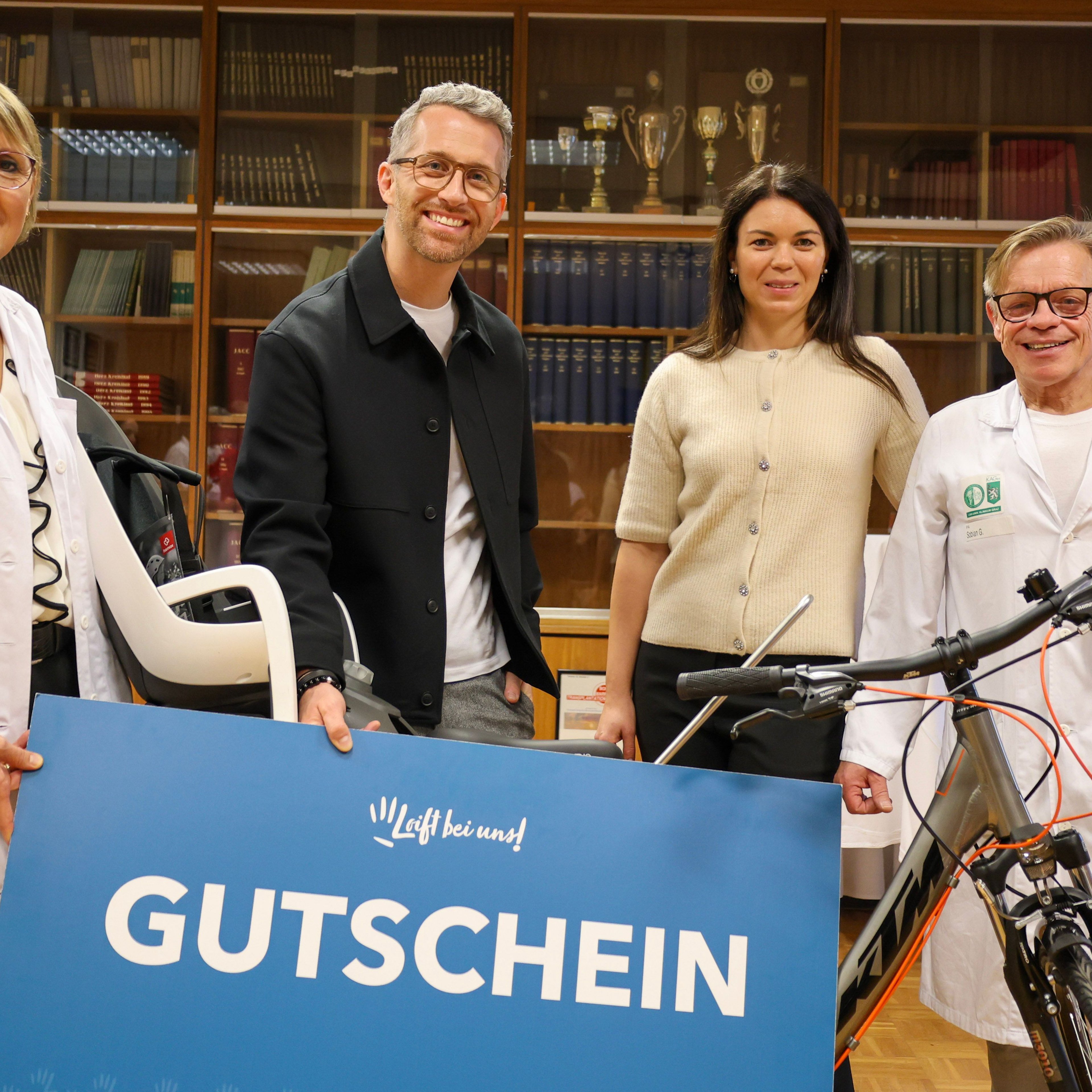 Maxis Familie erhält Fahrrad mit Kindersitz:
(v.l.n.r.): Ulrike Kylianek (Pflegeleiterin Univ.-Klinik für Kinder- und Jugendheilkunde Graz), Philip Borckenstein-Quirini (Geschäftsführer Thermenresort Loipersdorf), Vera Loibner (Marketing & PR Thermenresort Loipersdorf), Gerald Sobian (Pflegeassistent Univ.-Klinik für Kinder- und Jugendheilkunde Graz)
