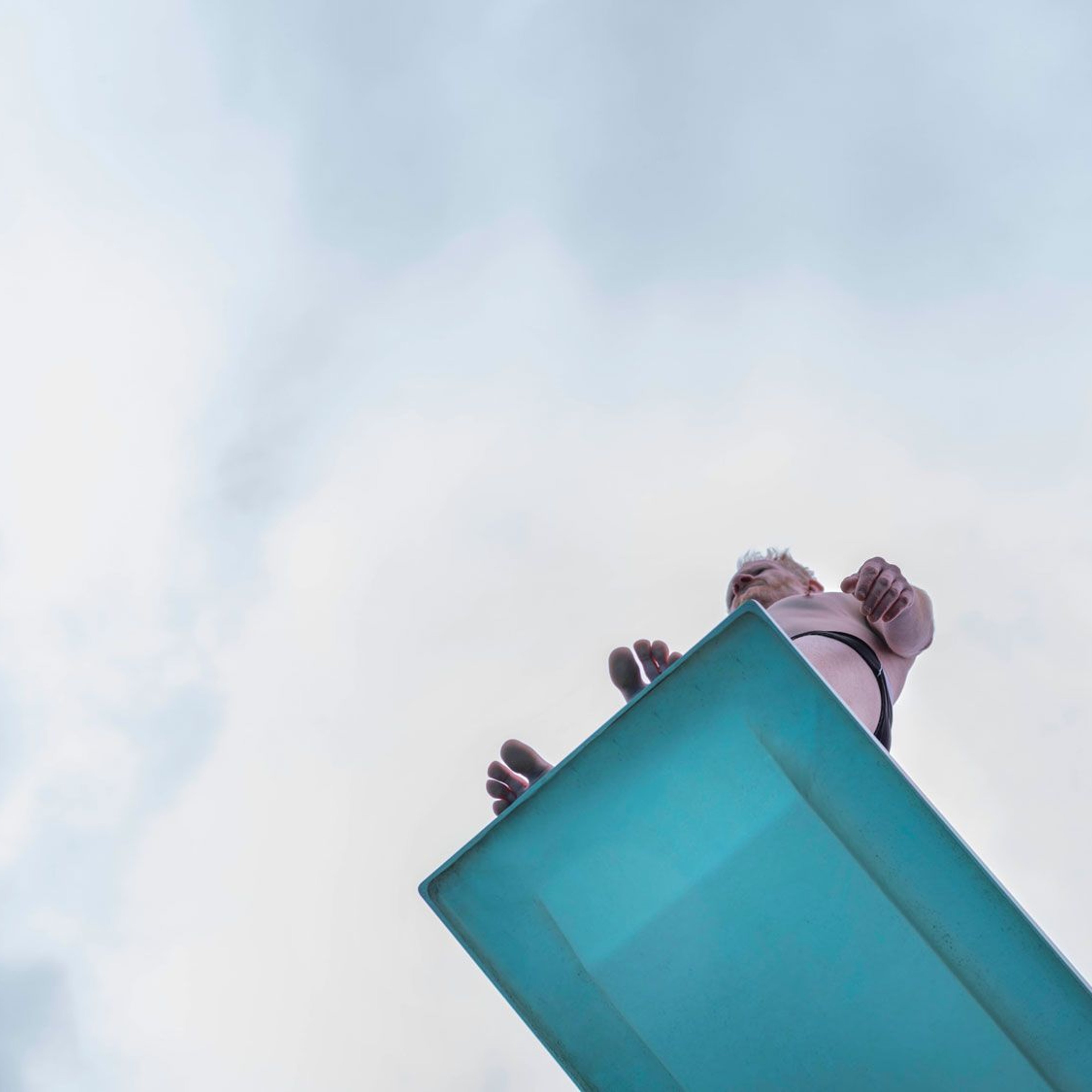 Person steht am Sprungbrett im Freibereich des Thermenresort Loipersdorf.