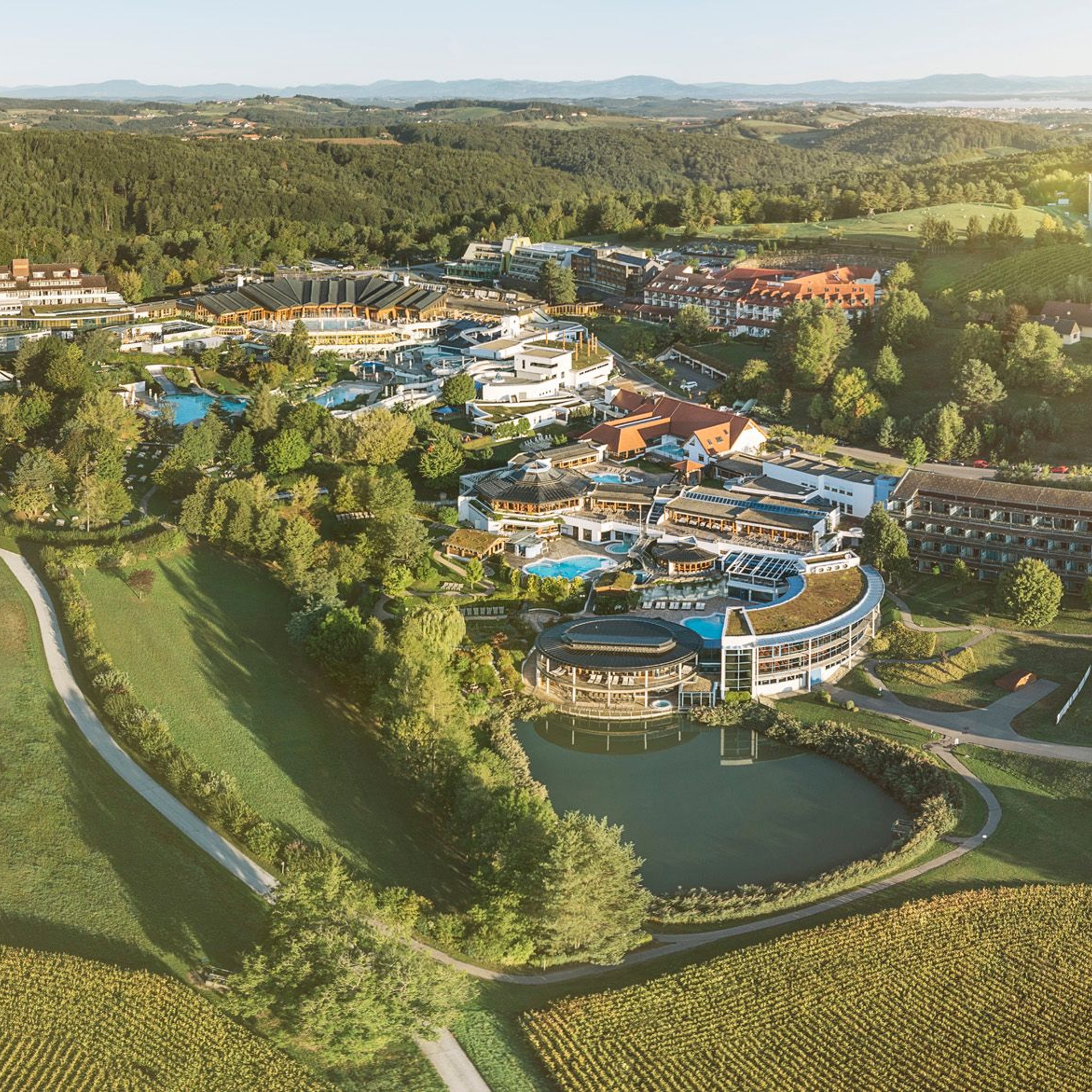 Übersicht über das Thermenresort Loipersdorf sowie über die angrenzenden Thermenhotels. 