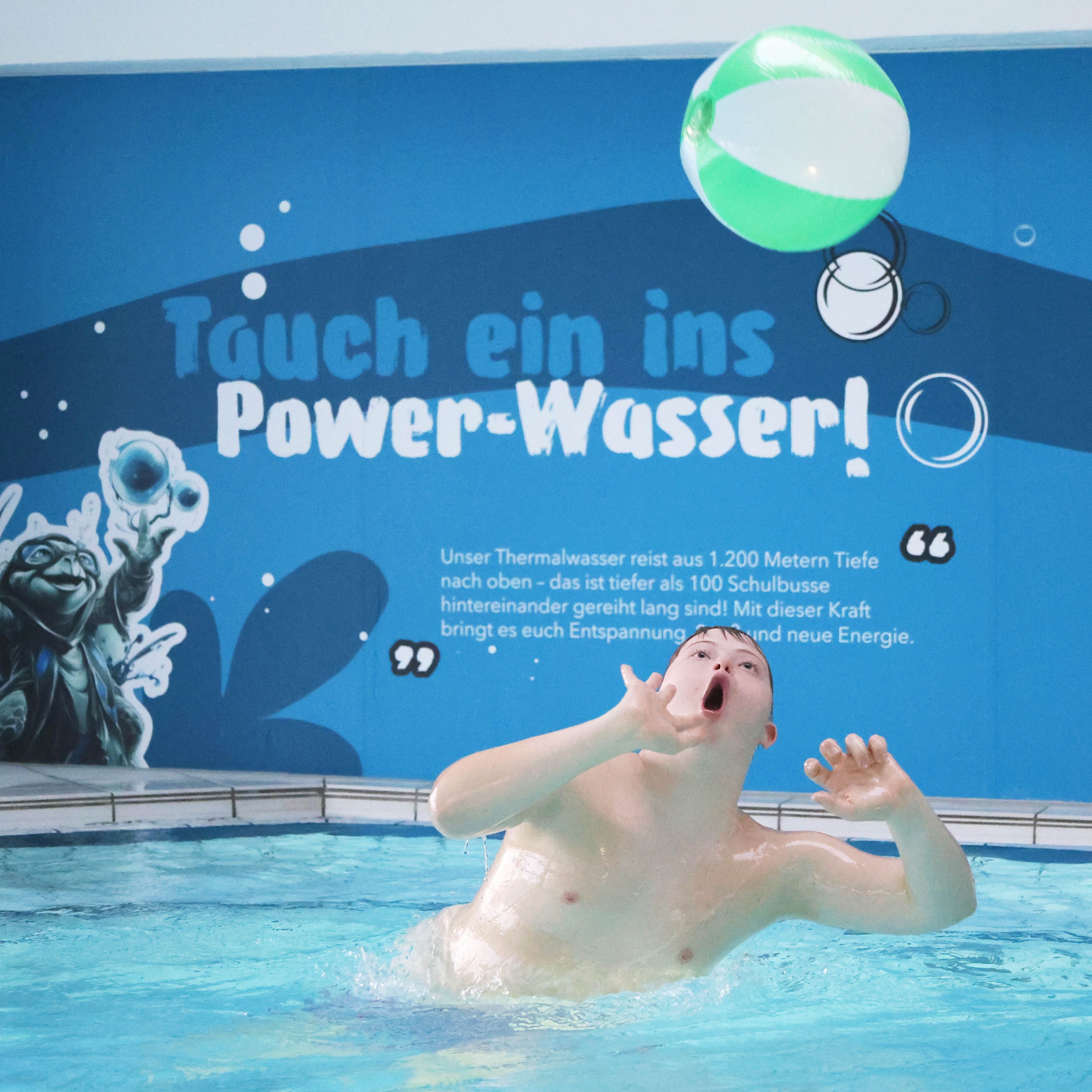 Foto 01_Welt-Down-Syndrom-Tag_Thermenspaß für einen Jungen mit Trisomie 21