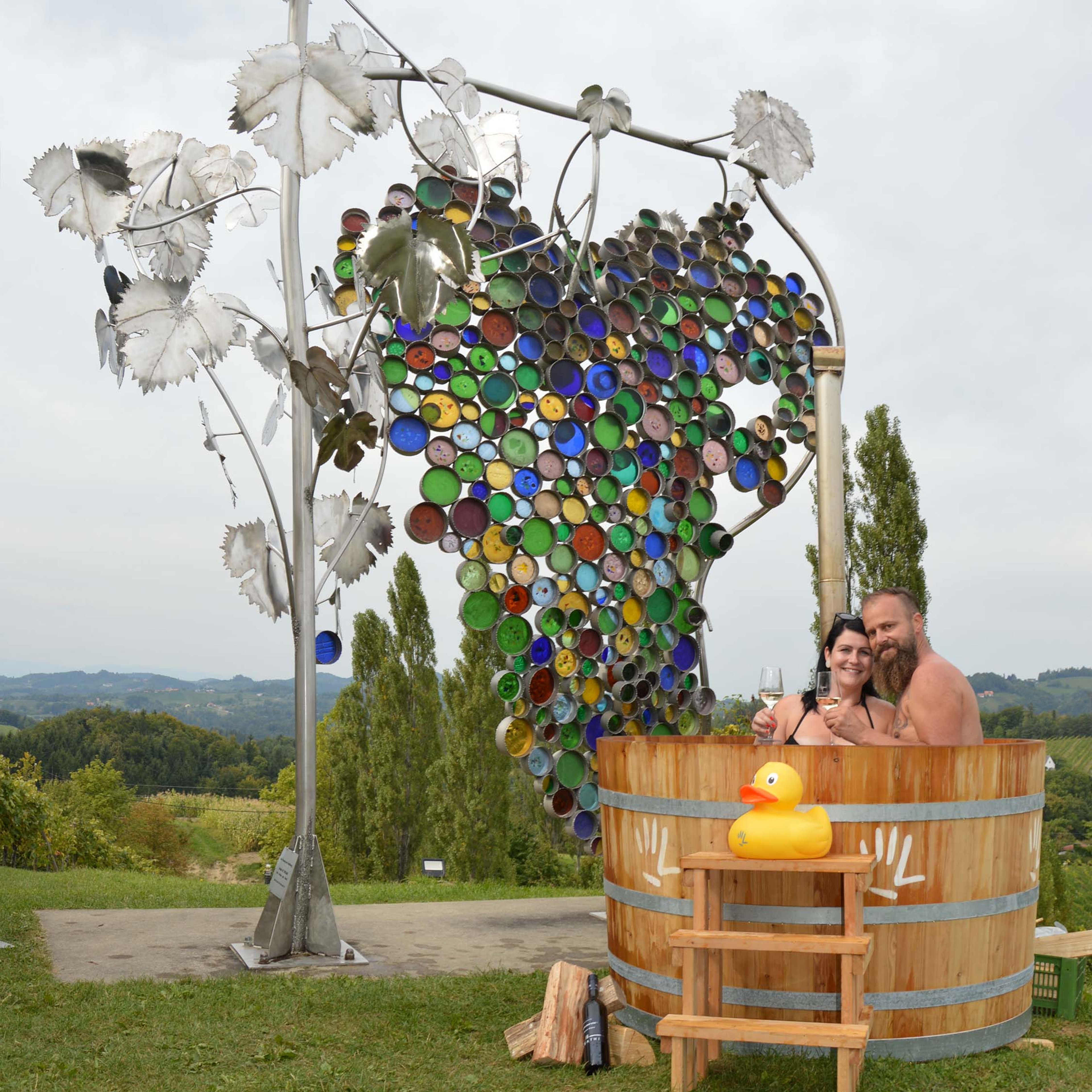 Das glückliche Gewinnerpaar badet im Schaffel des Thermenresorts Loipersdorf. 