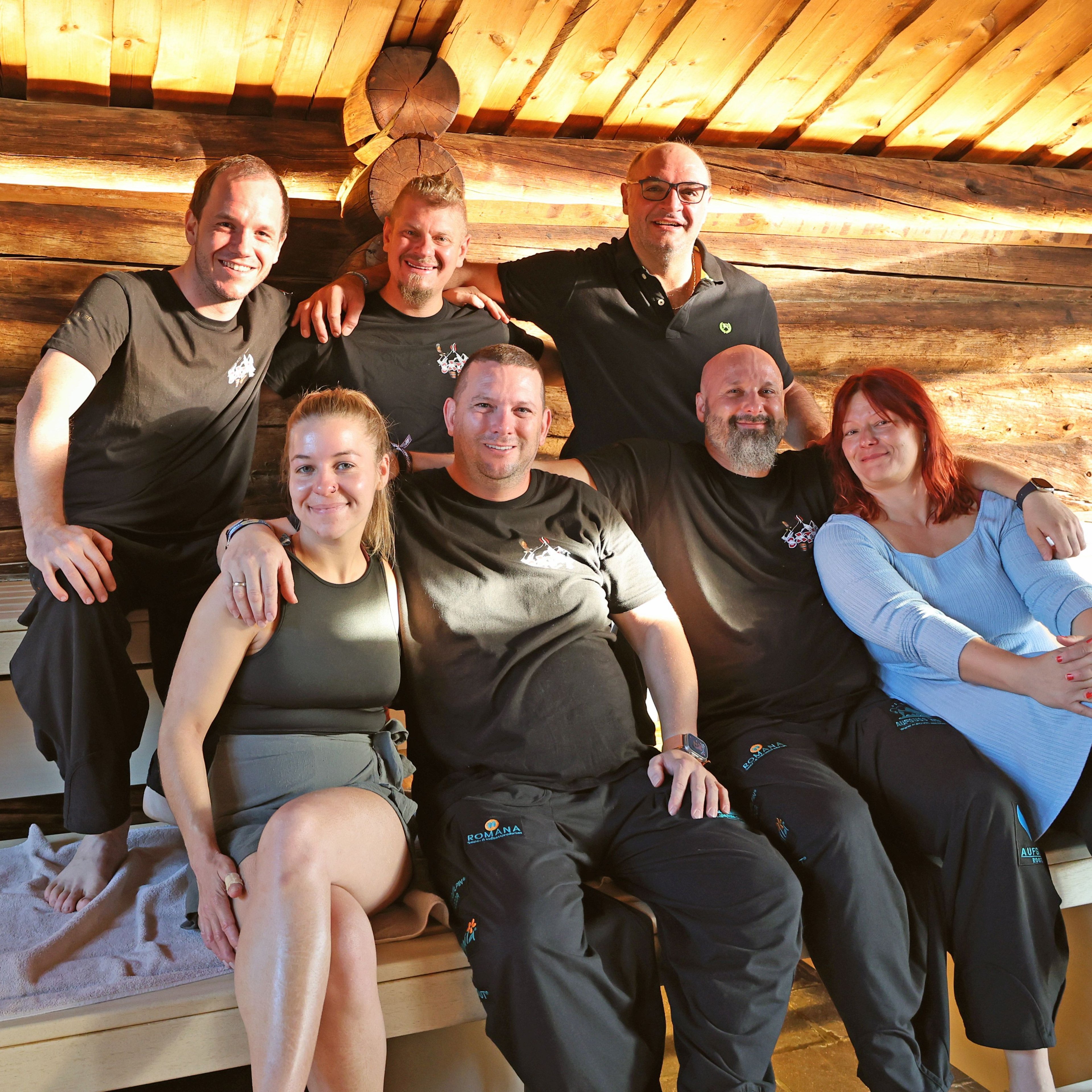 Aufgussmeister Bernd Hofmeister und Team in der Panorama-Sauna