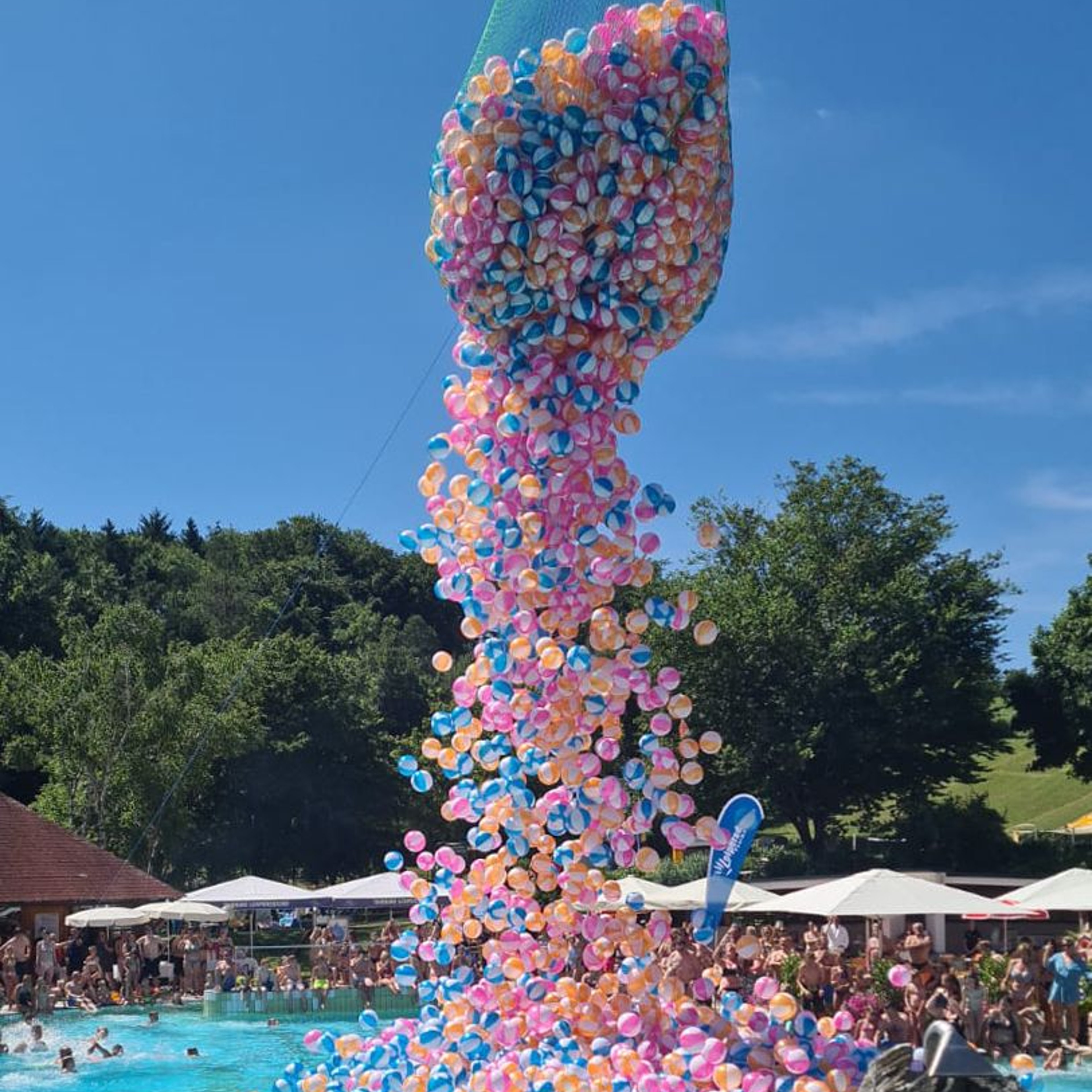 Staunende Blicke folgten dem 30 Meter hohen Kran mit mehr als 4.000 Wasserbällen im Netz.