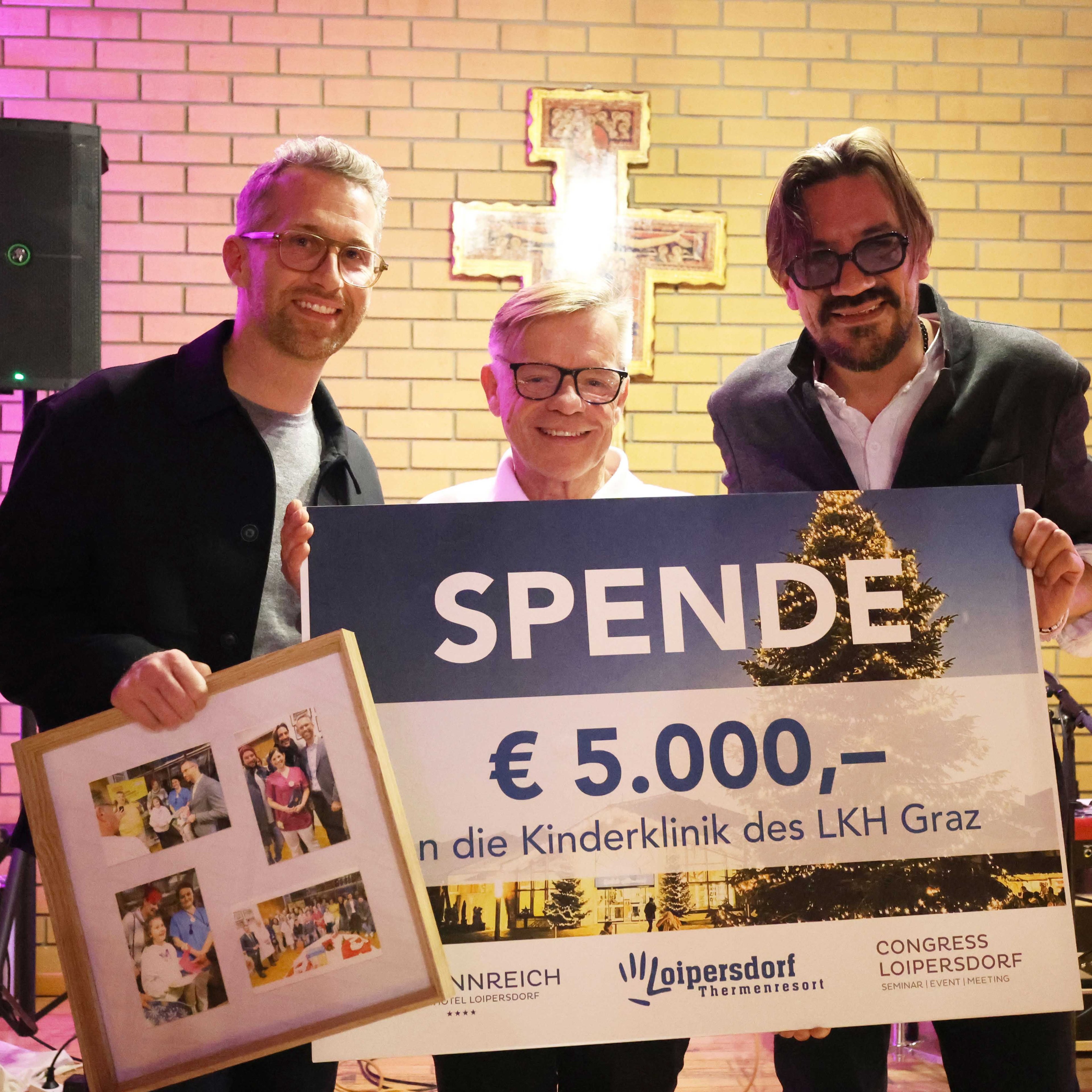 (v.l.n.r.): Philip Borckenstein-Quirini (Geschäftsführung Thermenresort Loipersdorf), Gerald Sobian (Pflegeassistent Univ.-Klinik für Kinder- und Jugendheilkunde Graz) und Christian Stani („Alle Achtung“) mit dem Spendencheck