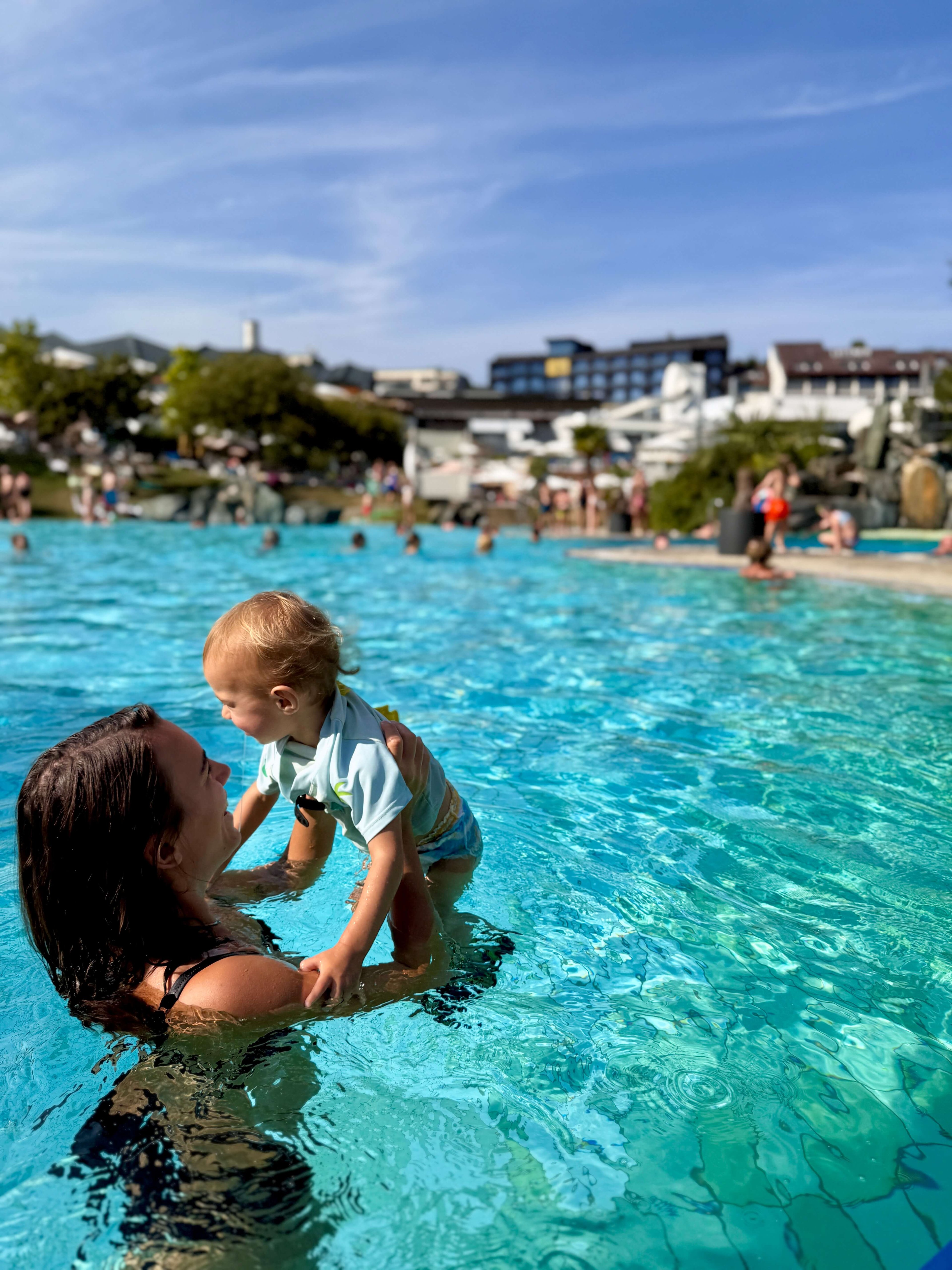 Eine Mutter mit ihrem Baby genießen das kühle Nass.