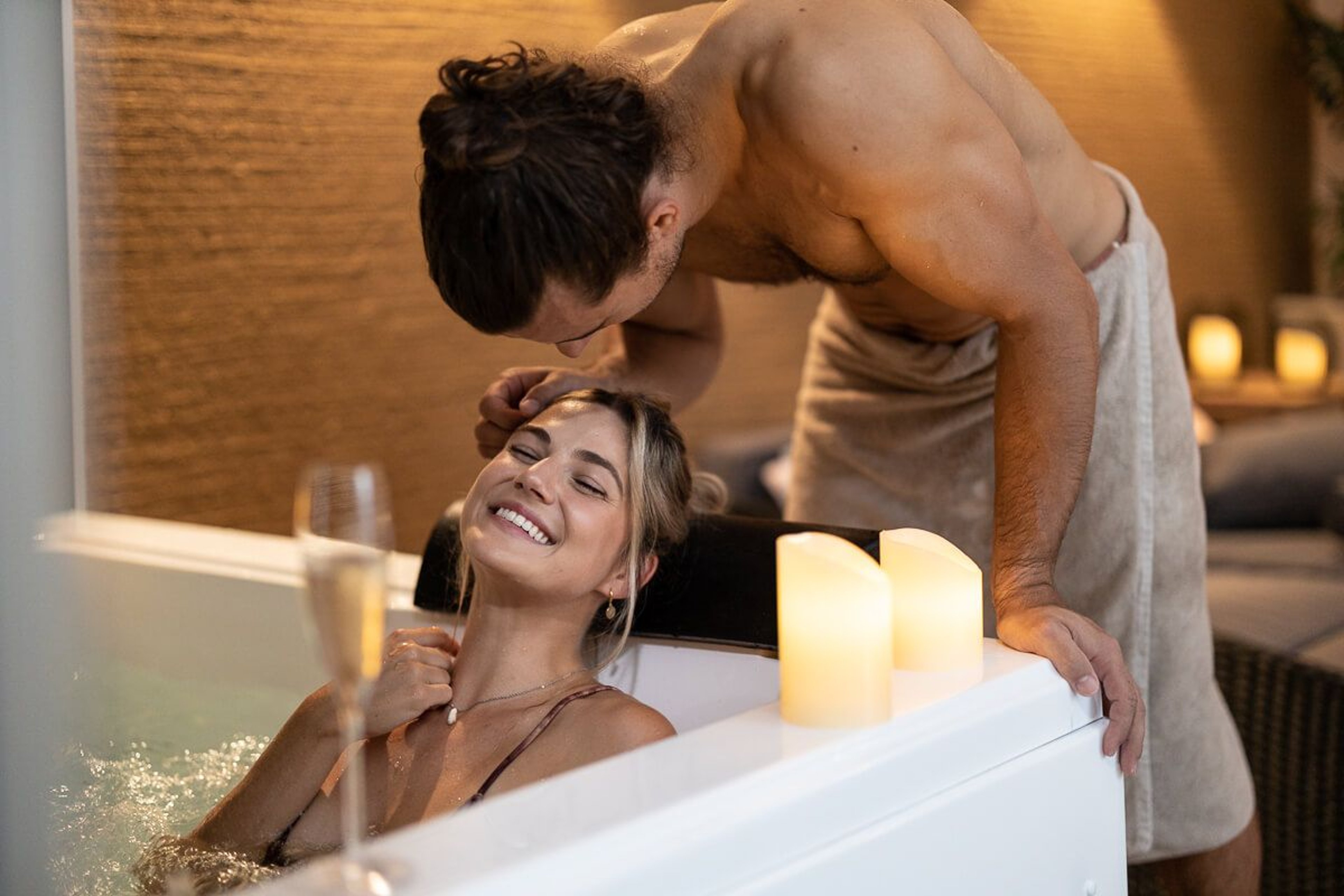 Verliebtes Pärchen im Private Spa mit Whirlwanne in der besondere Wohlfühloase im Thermenbad. 