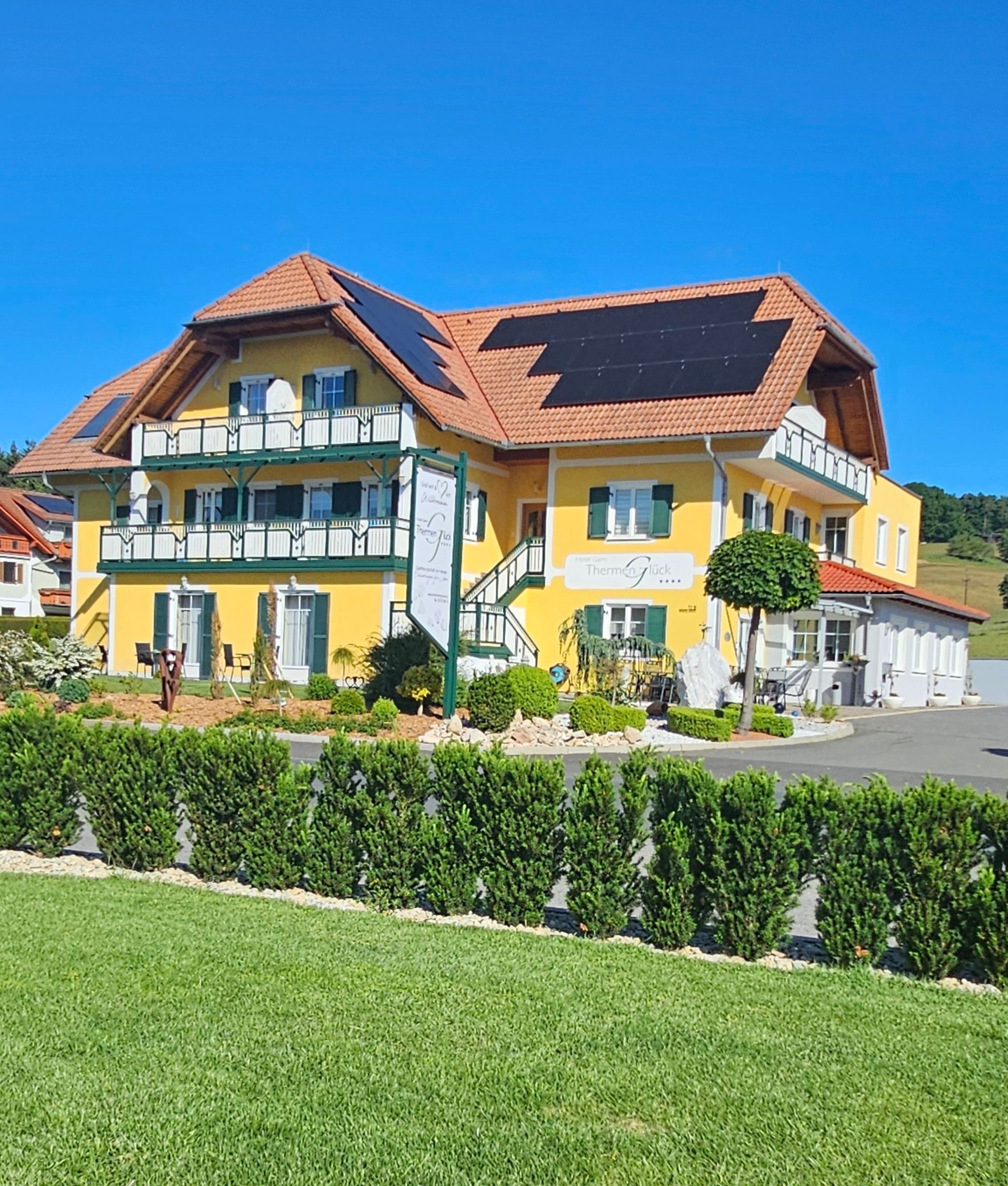 Das Hotel Garni Thermenglück in Unterlamm aus der Ferne.