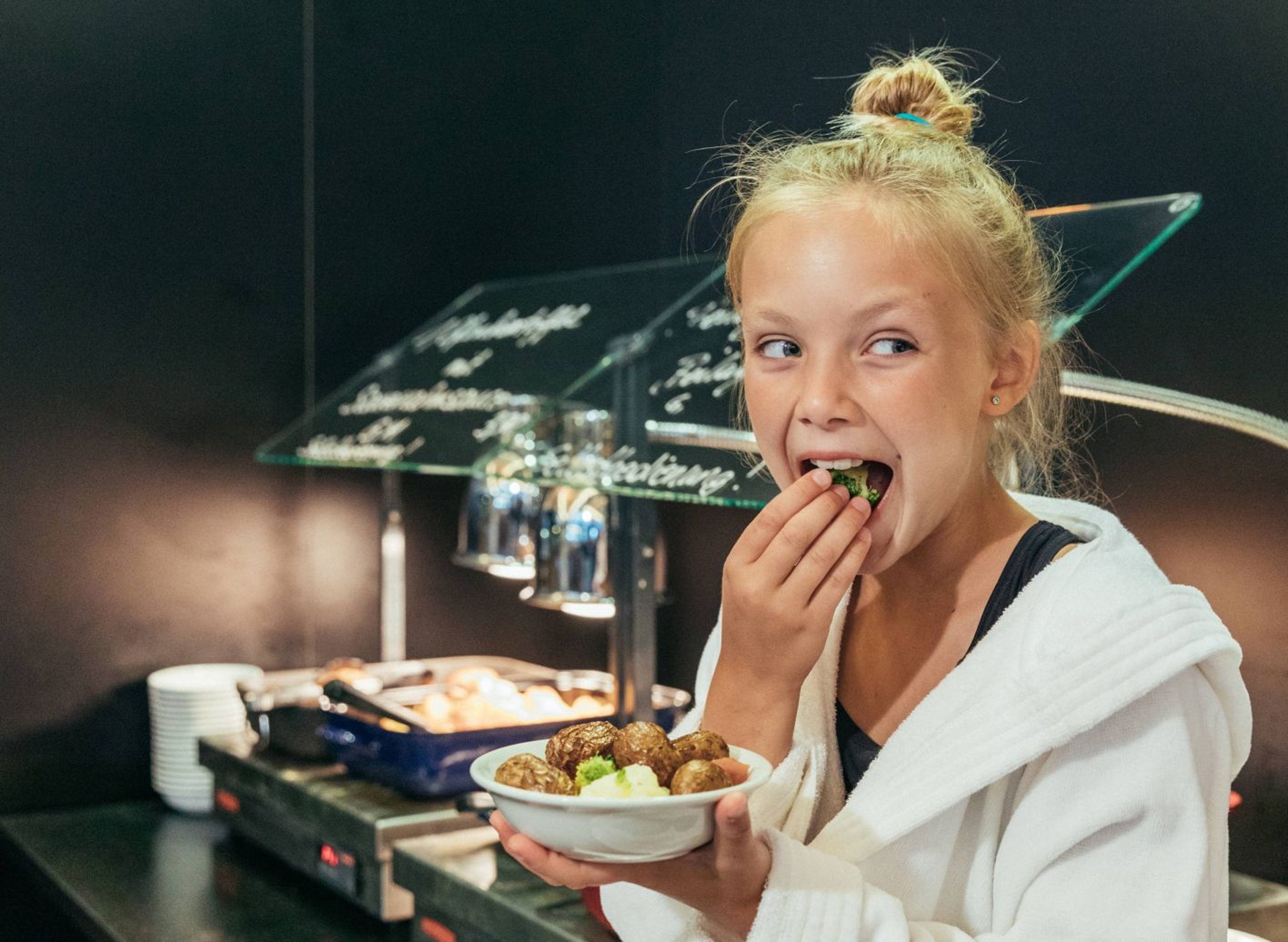 A girl in front of the buffet in the market restaurant at the Loipersdorf thermal spa resort.
