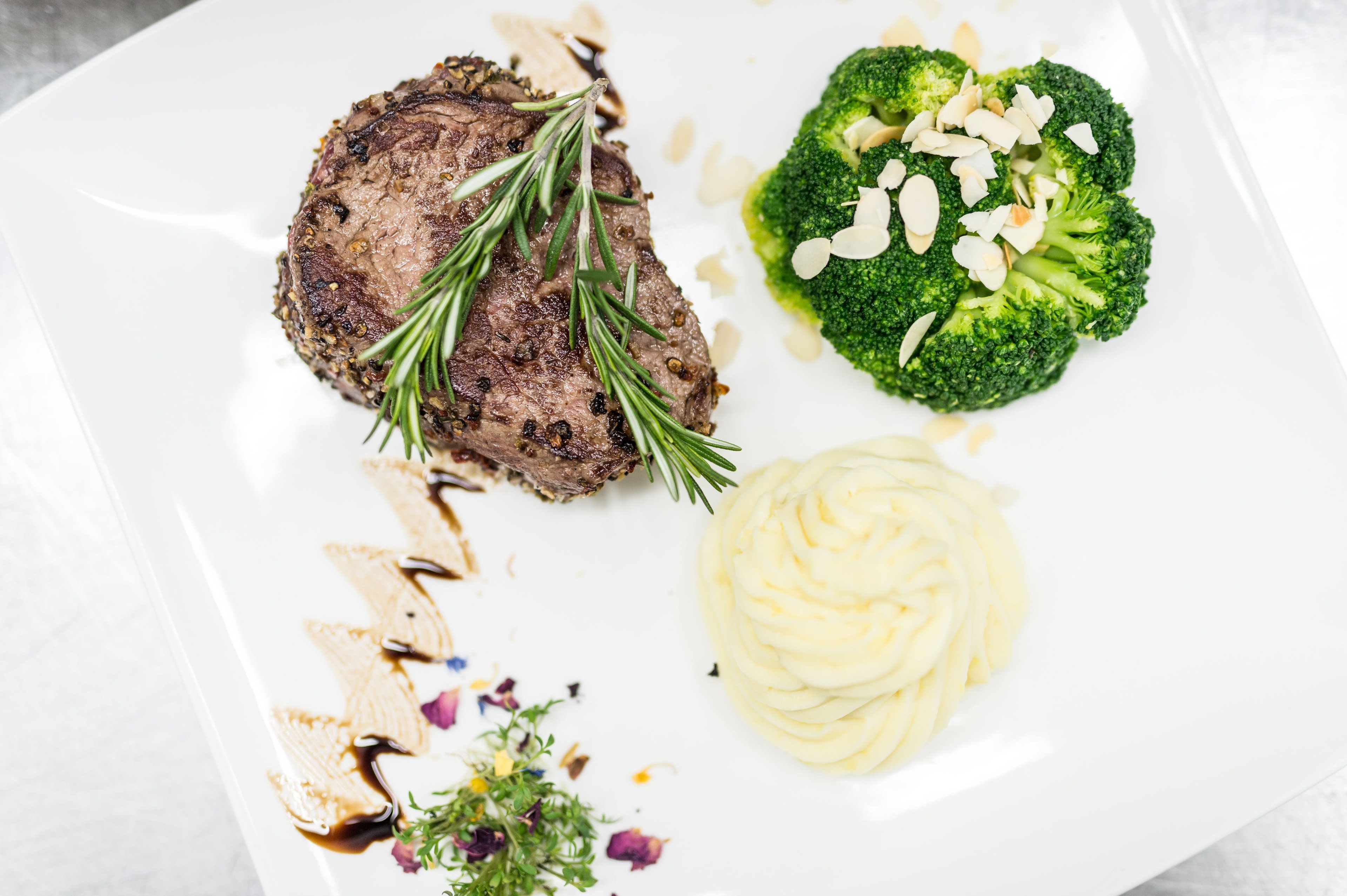 Ein Teller mit Steak, Brokkoli und Kartoffelpüree.