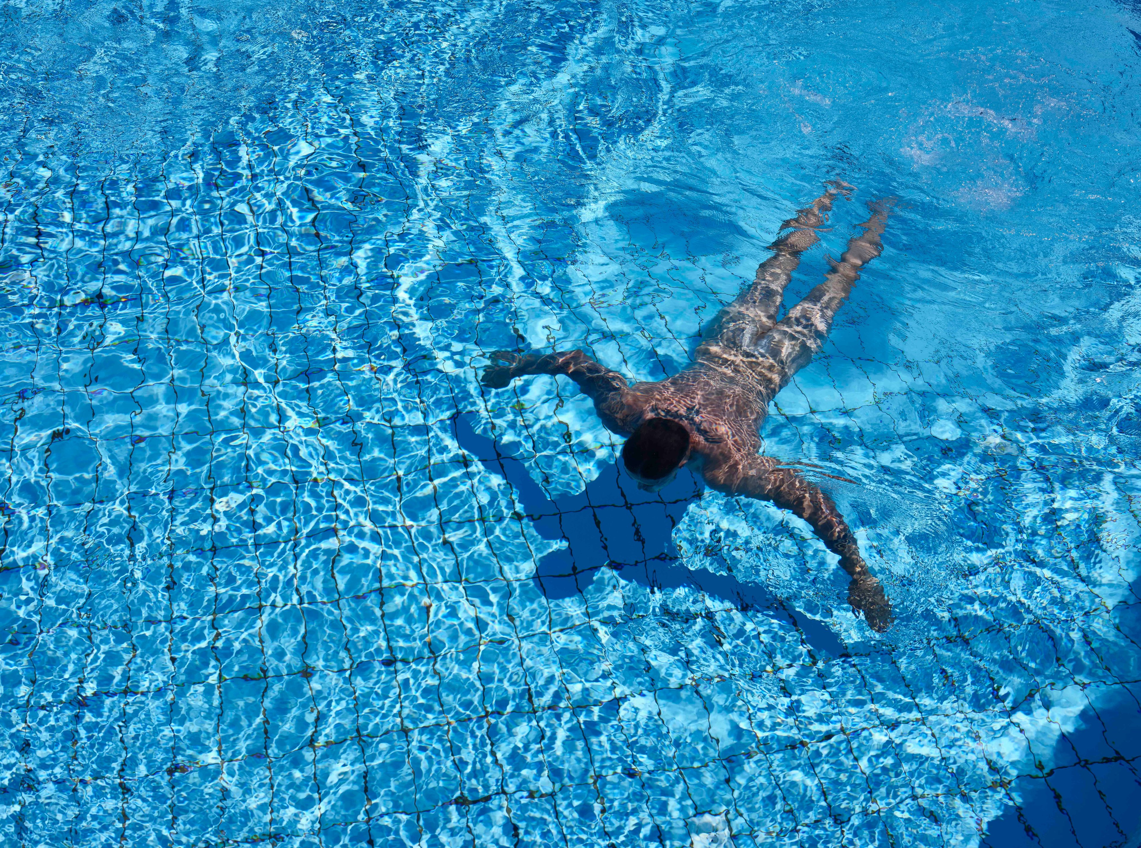 Schwimmer im FKK-Becken im Schaffelbad.