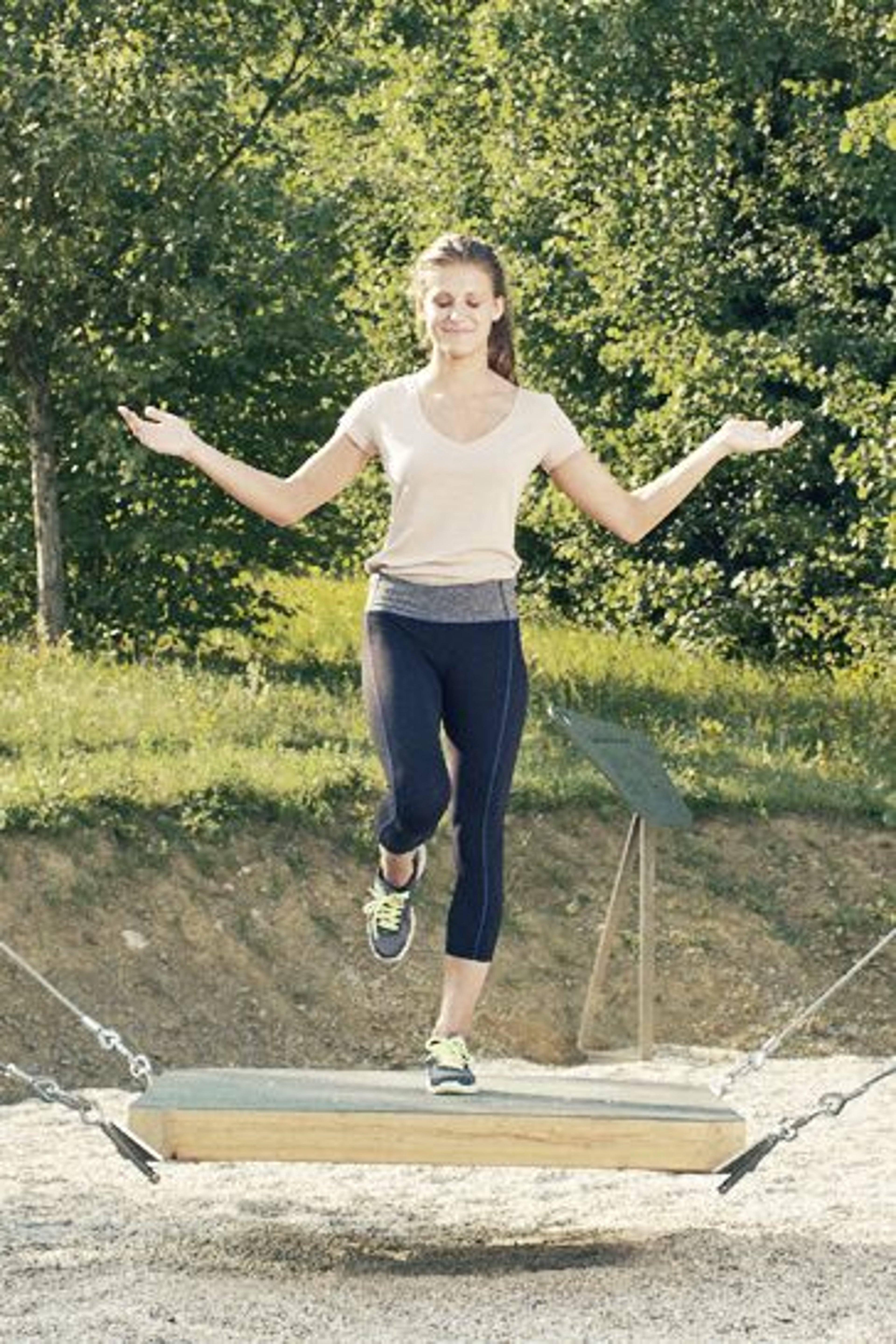 Eine Frau balanciert auf dem Motorikweg in Bad Loipersdorf.