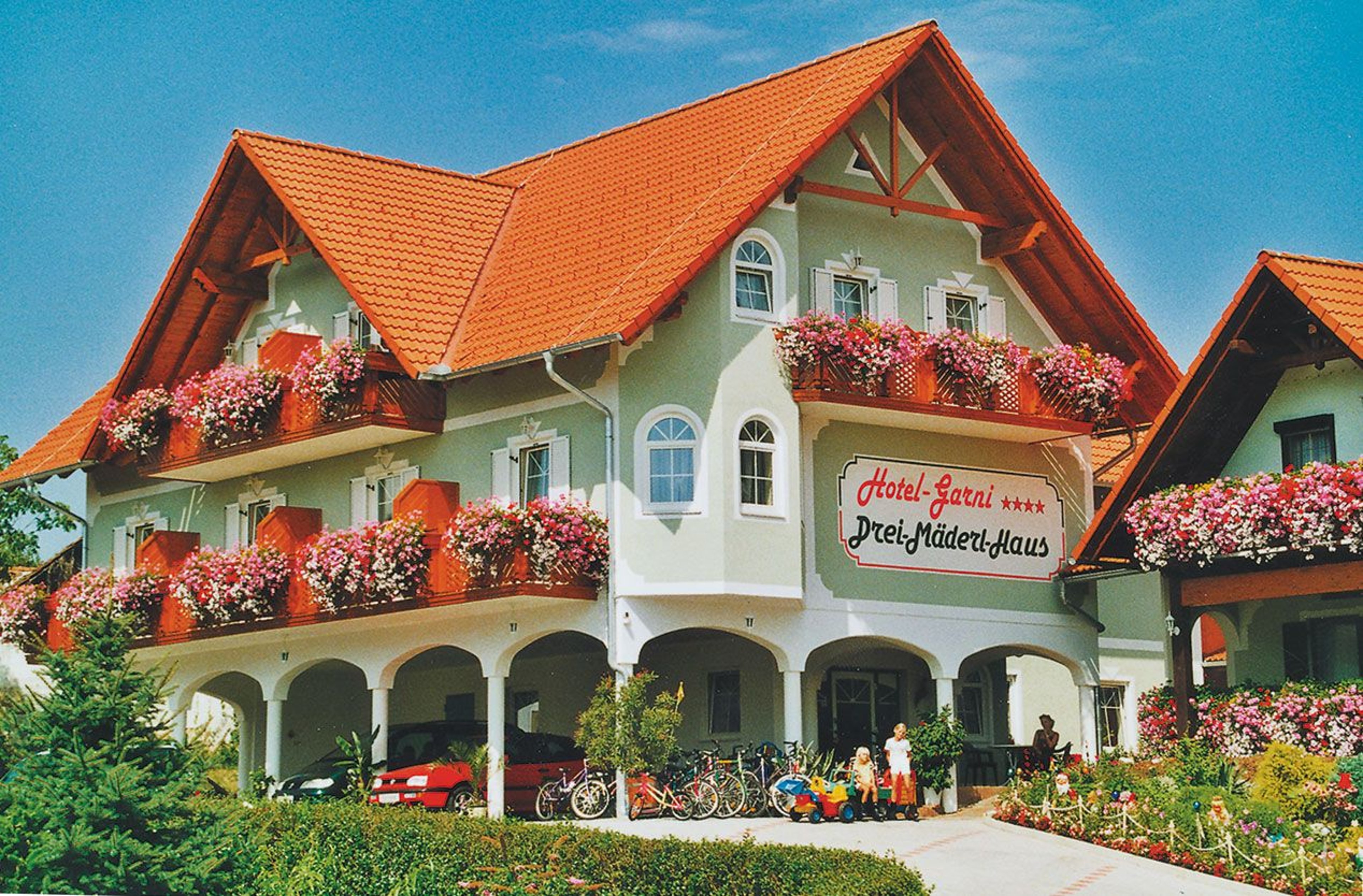 Das Hotel-Garni Drei Mäderl Haus in Unterlamm mit den Gästezimmern.