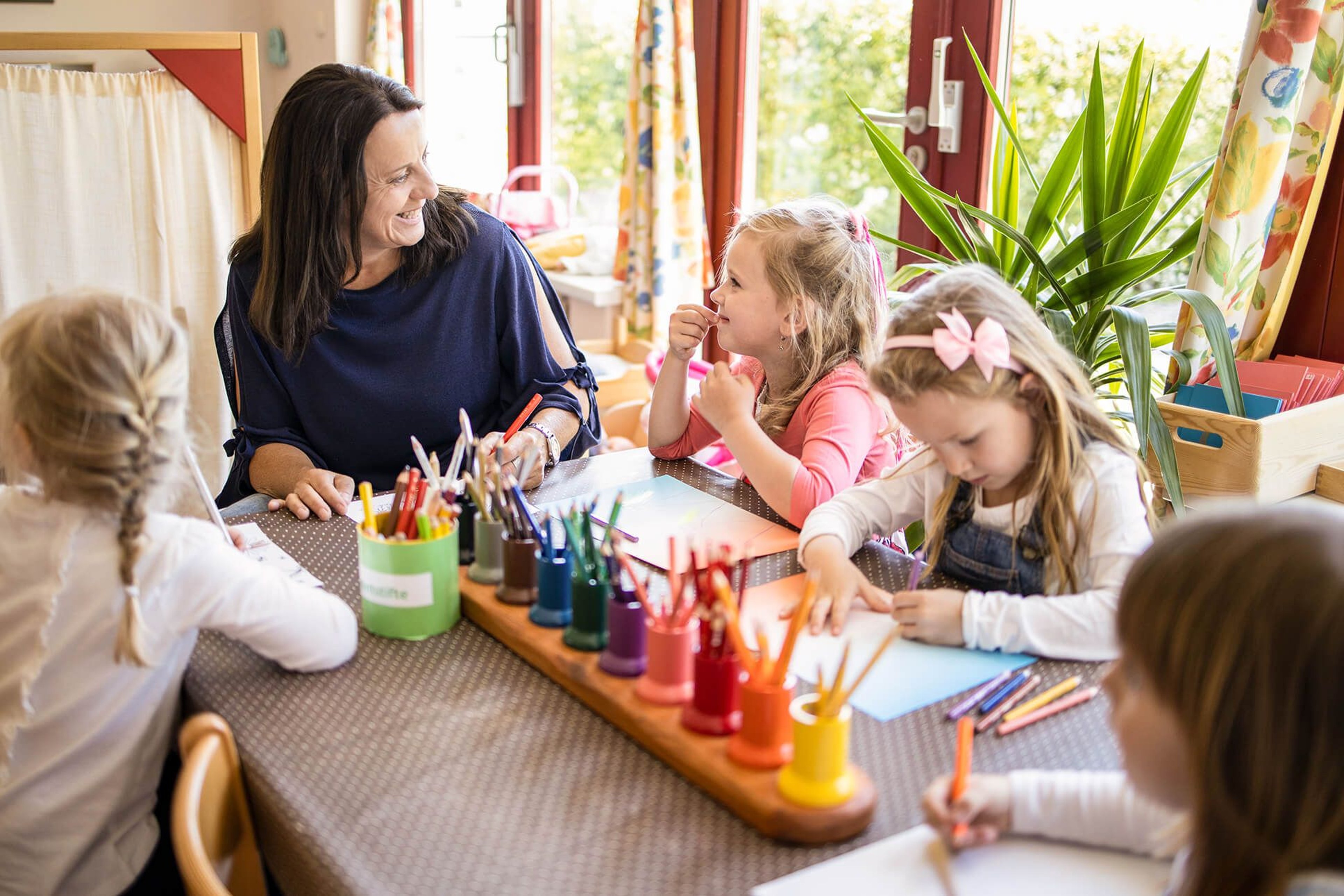 Children from the tourist kindergarten paint.