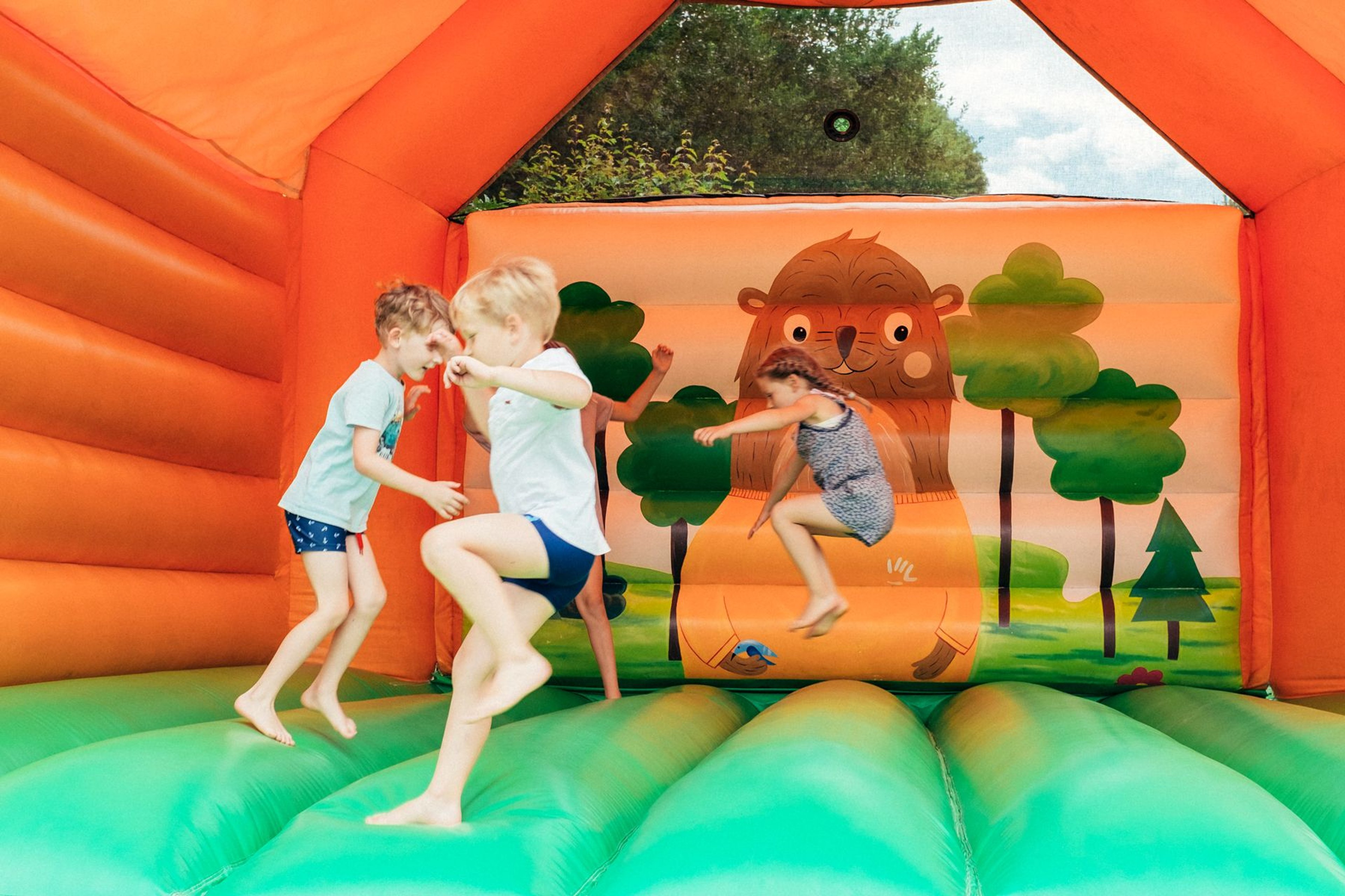 Kinder springen in der Hüpfburg
