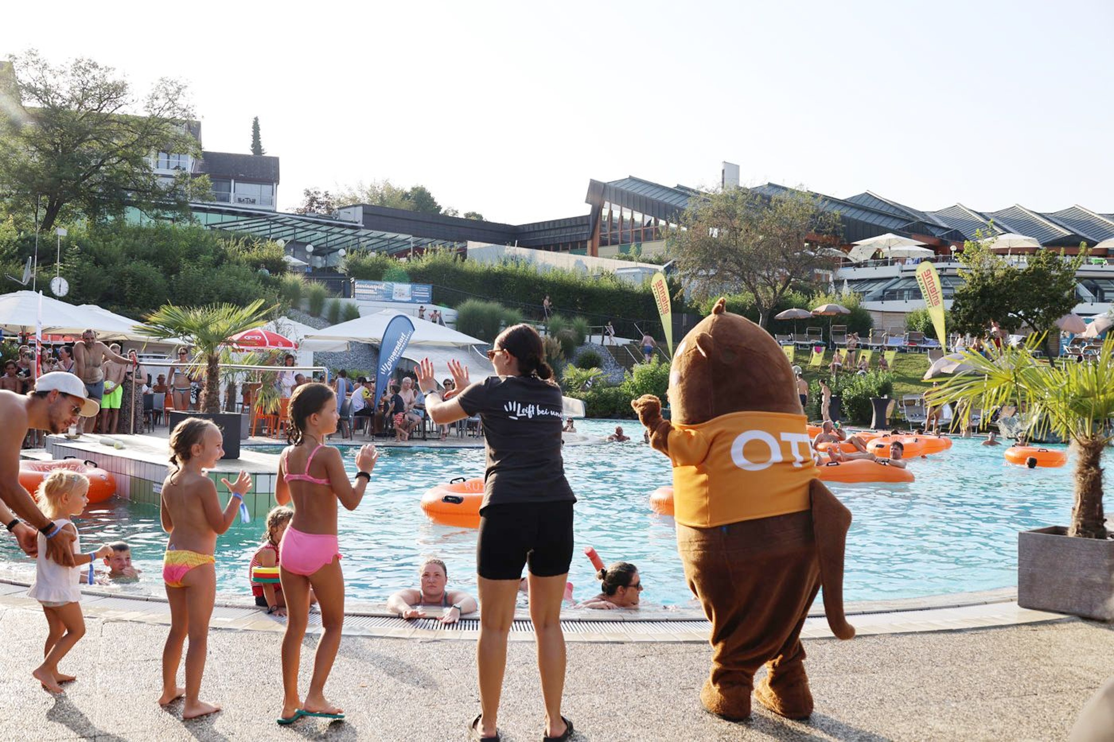 Otto is dancing with kids