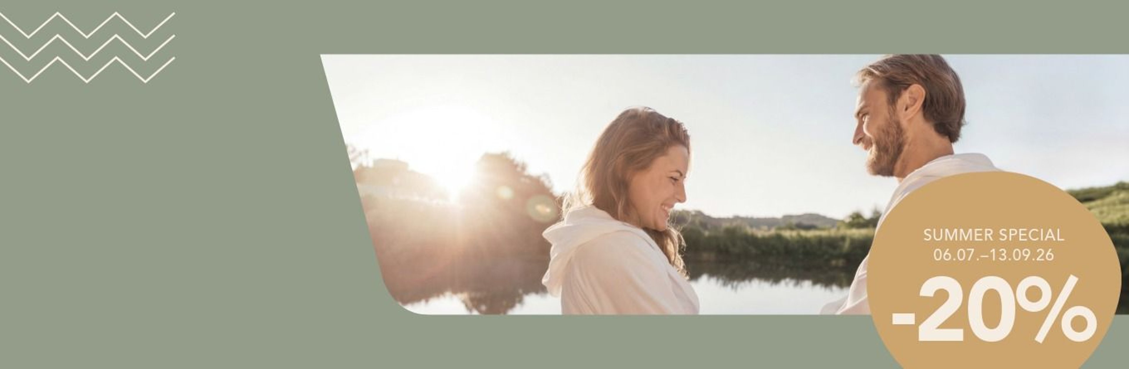 Zwei Personen im Profil im Freien vor einem See bei Sonnenuntergang mit einem runden, beigen Banner mit Text '-20%' und 'SUMMER SPECIAL 06.07.-13.09.26'