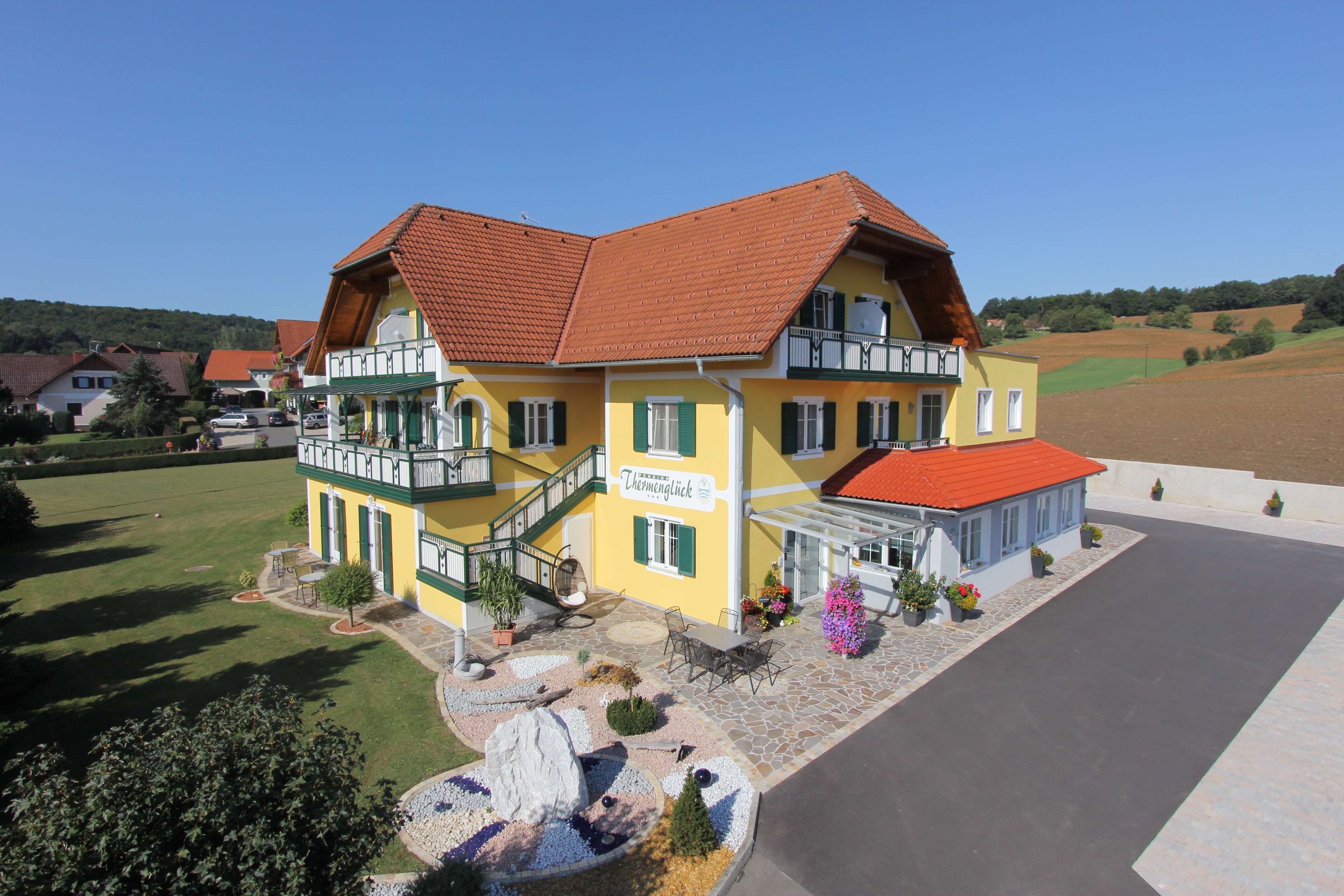 Das Hotel Garni Thermenglück in Unterlamm aus der Ferne.