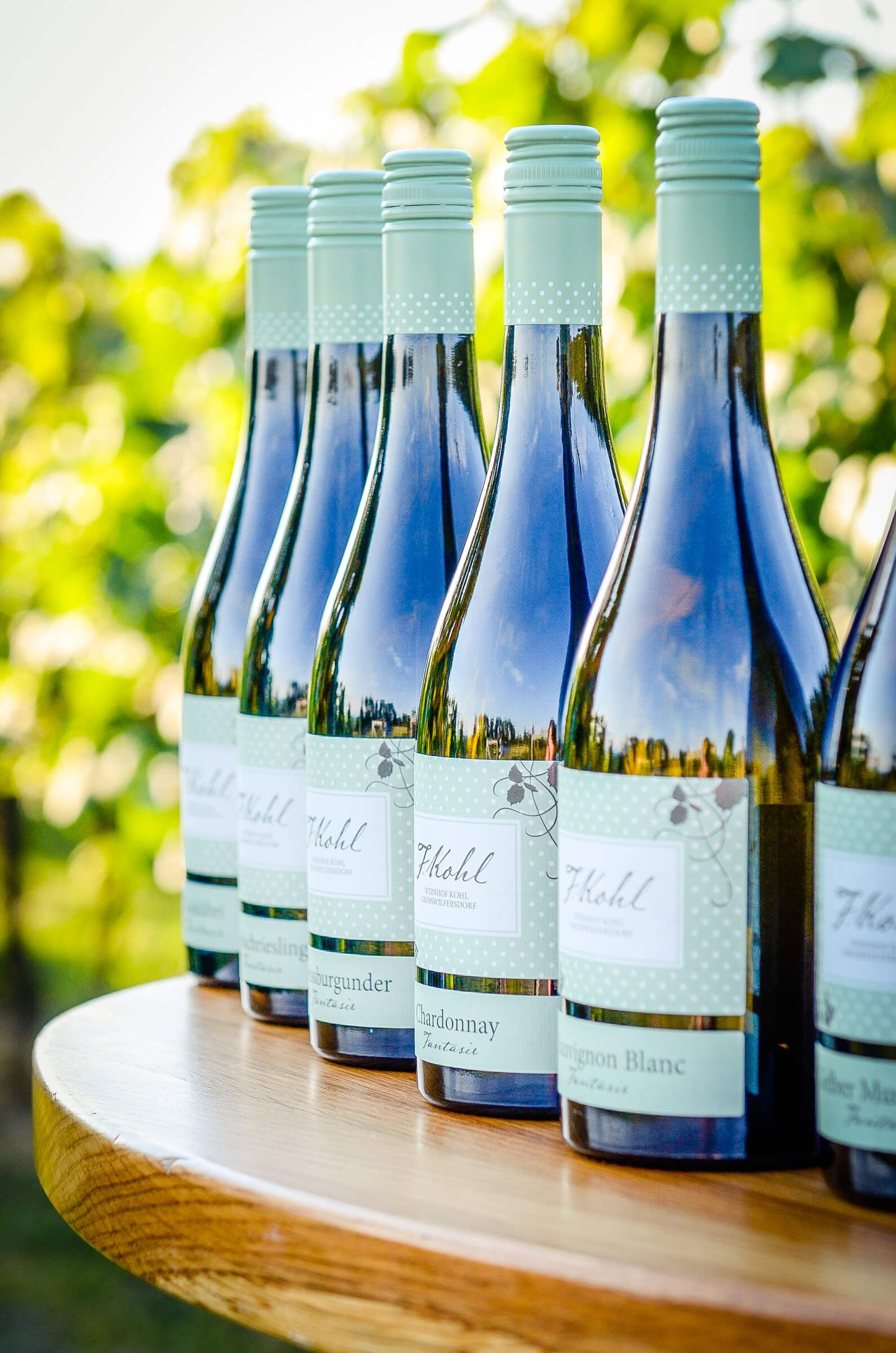 Weinflaschen der Familie Kohl im Weingarten.