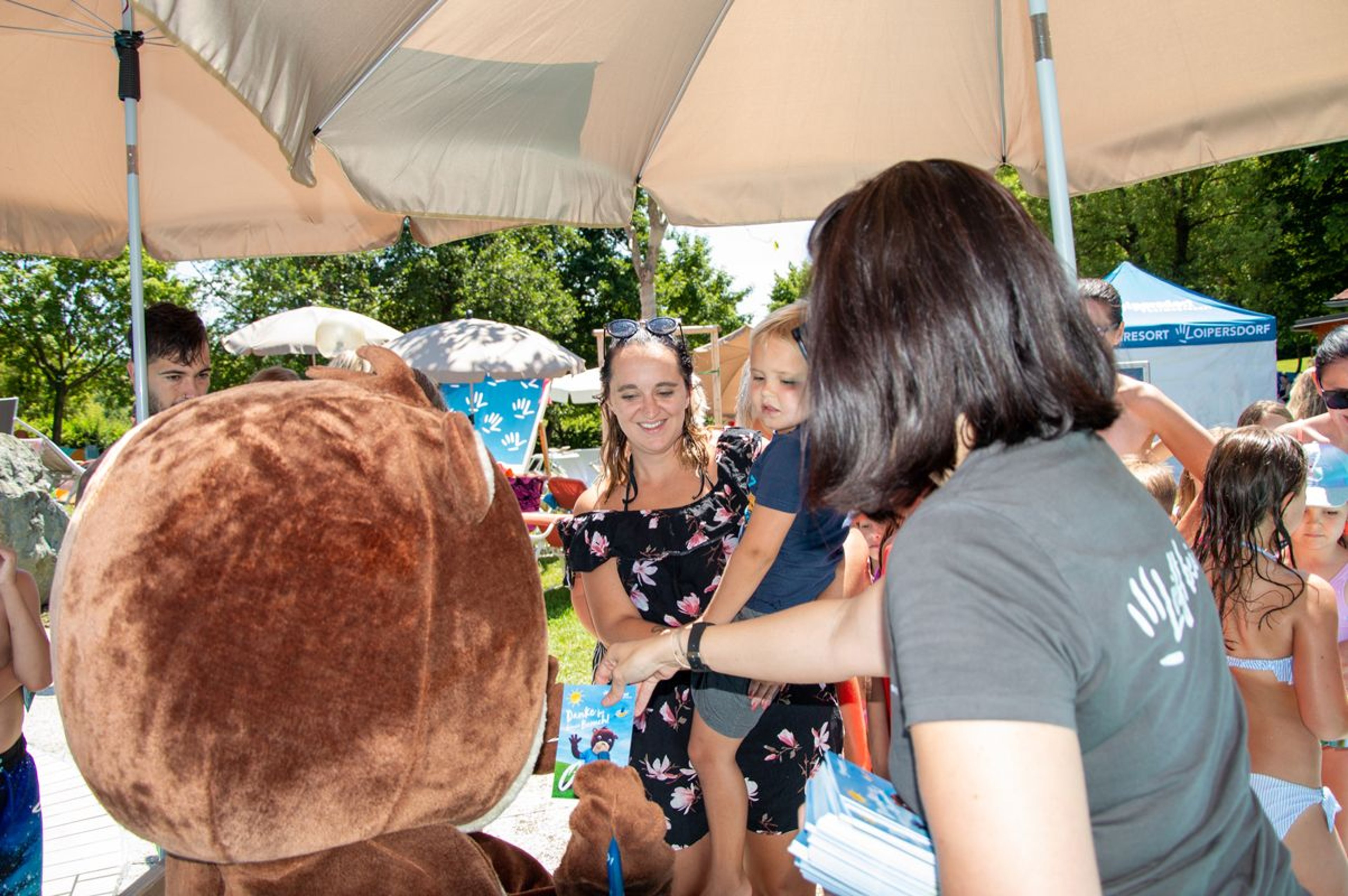 Children welcome the Bear Masskotchen