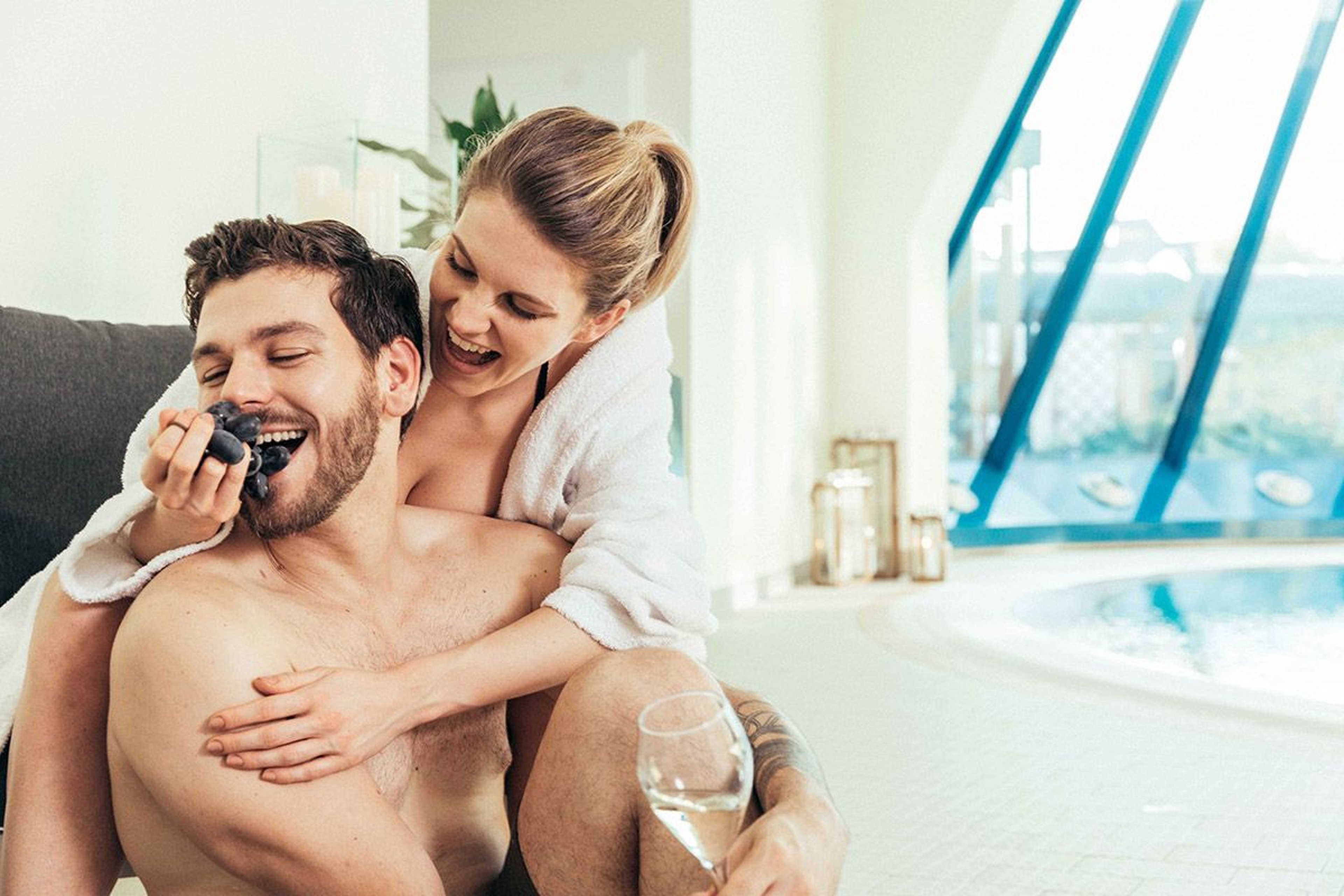 Verliebtes Paar mit Weintrauben und Sekt