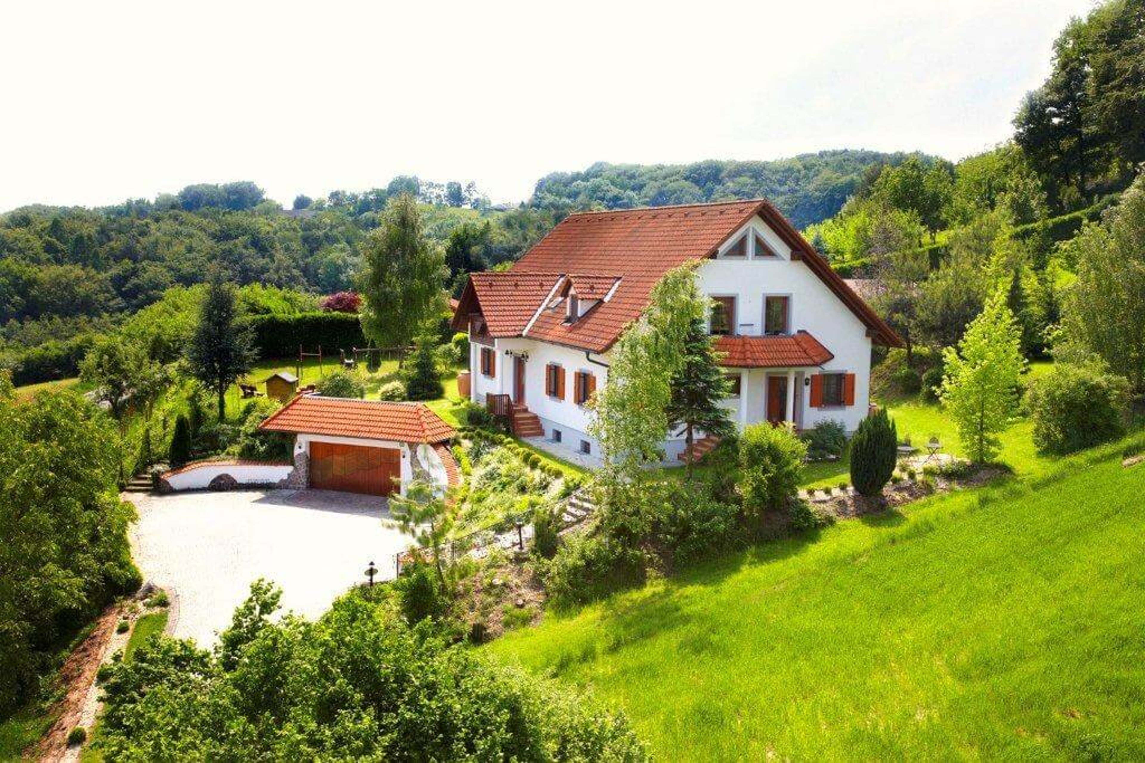 Das Landhaus zur Therme aus der Ferne mit Blick ins Grüne.