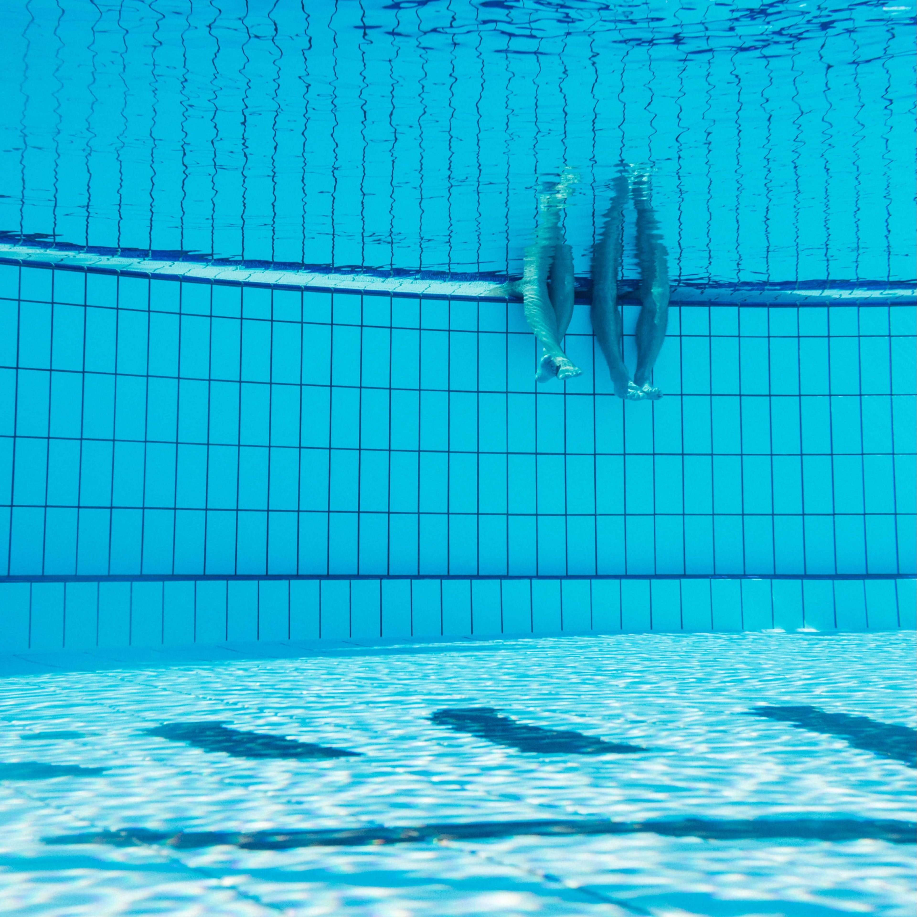 Füße im Thermalwasser im Thermenresort Loipersdorf. 