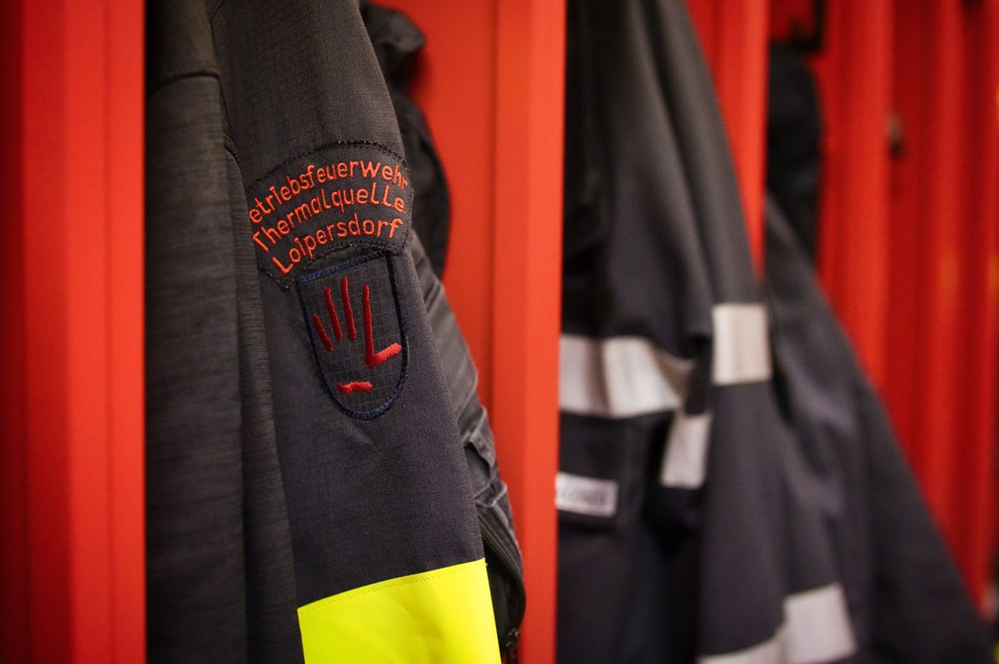 Jacken der Betriebs Feuerwehr der Therme Loipersdorf