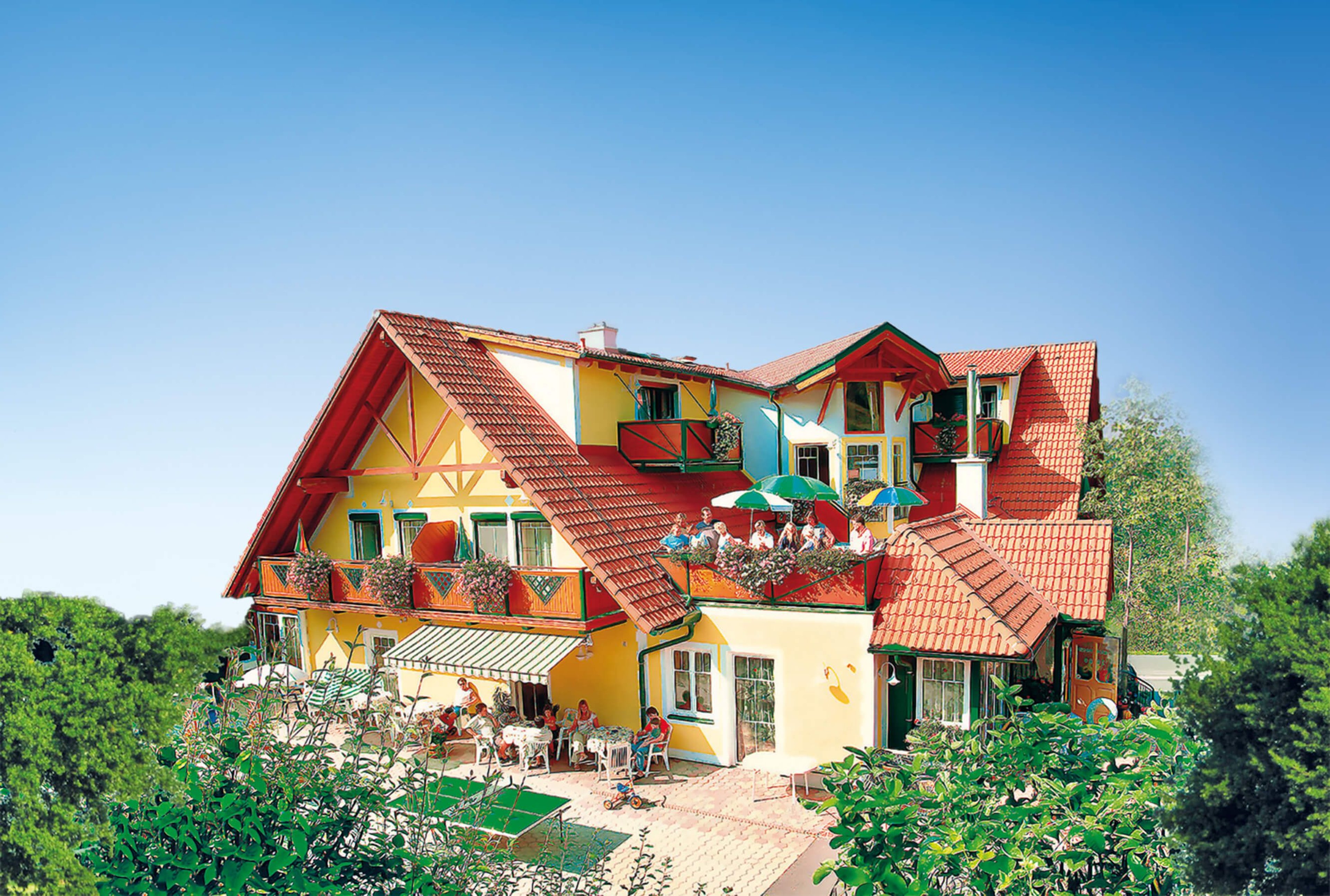 Das Hotel-Garni Thermenhof von außen bei strahlend blauen Himmel.
