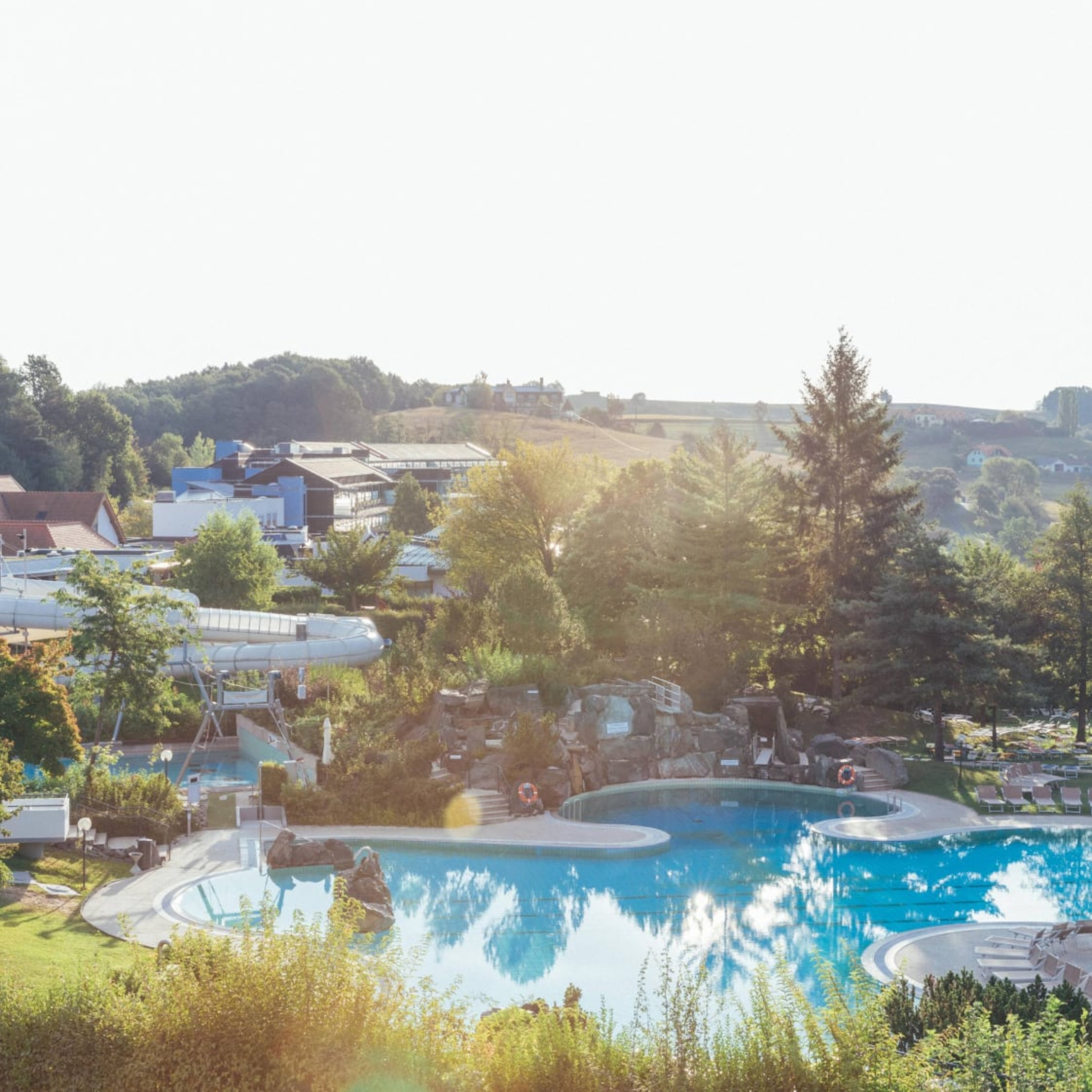 Weitläufige Freibereich im Sommer