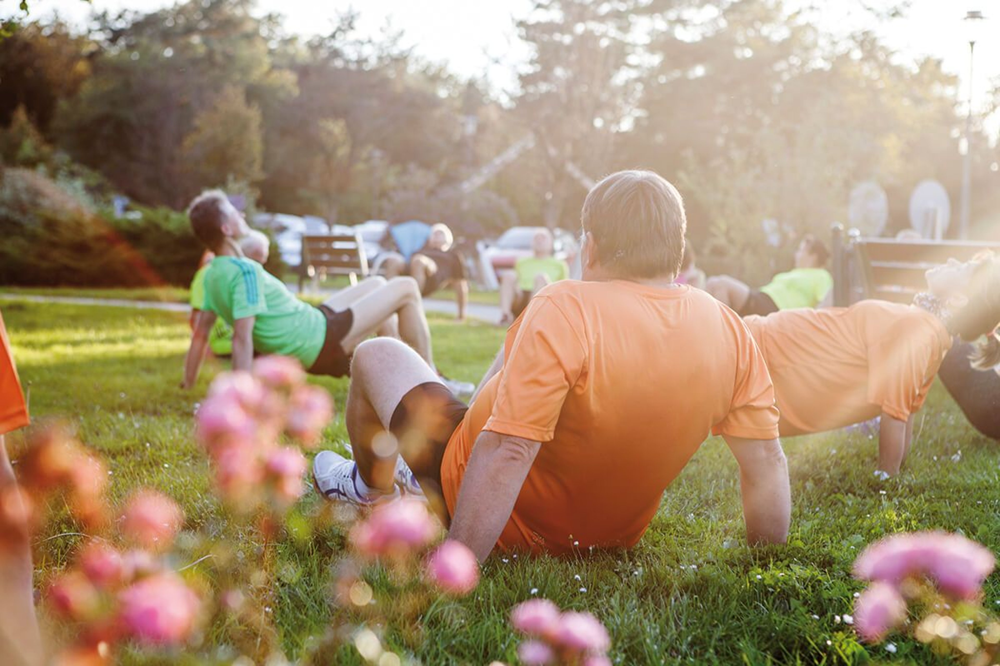 Läufer beim Lauftreff die sich aufwärmen vor dem Training. 