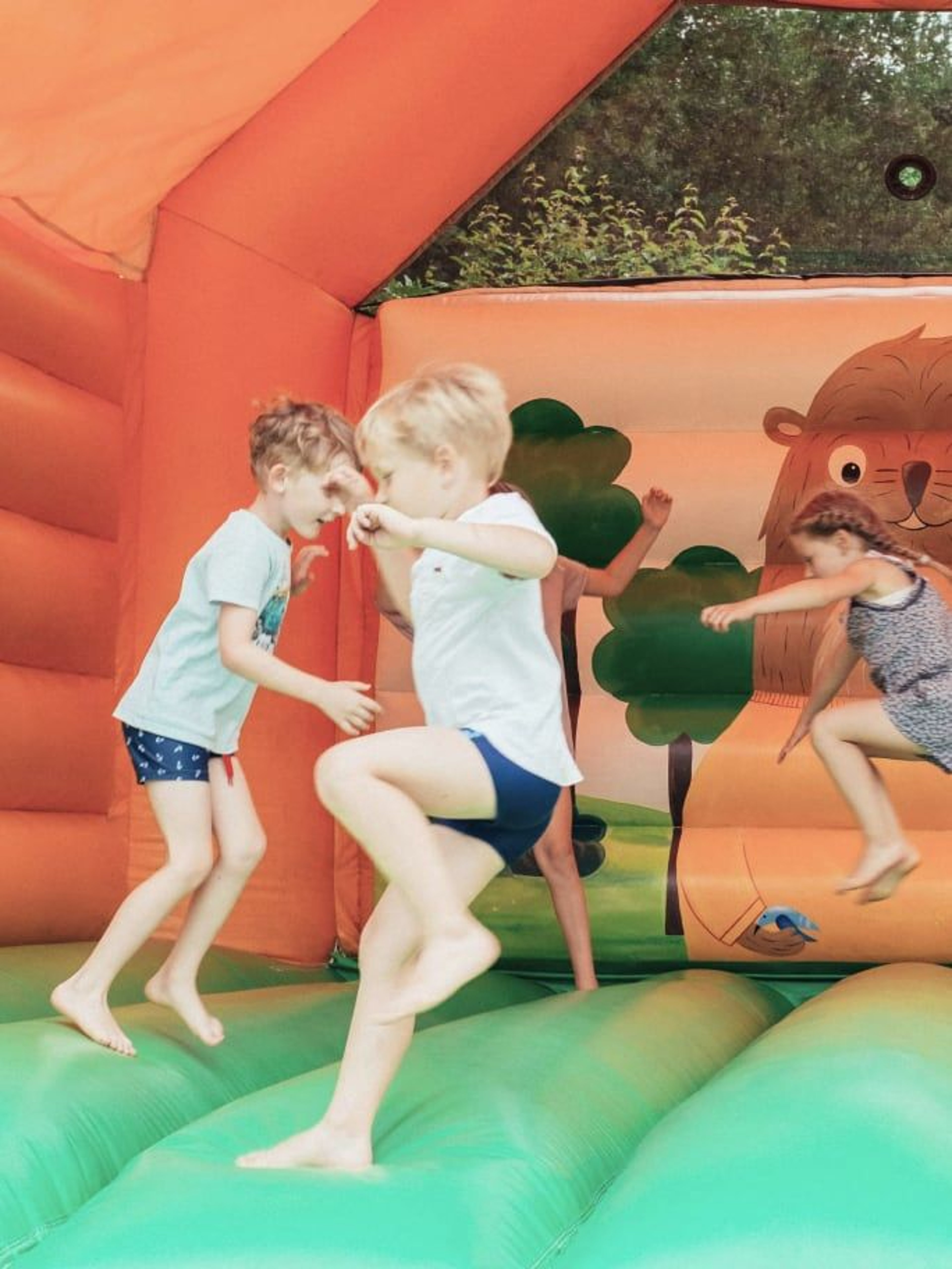 Kinder springen in der Hüpfburg herum