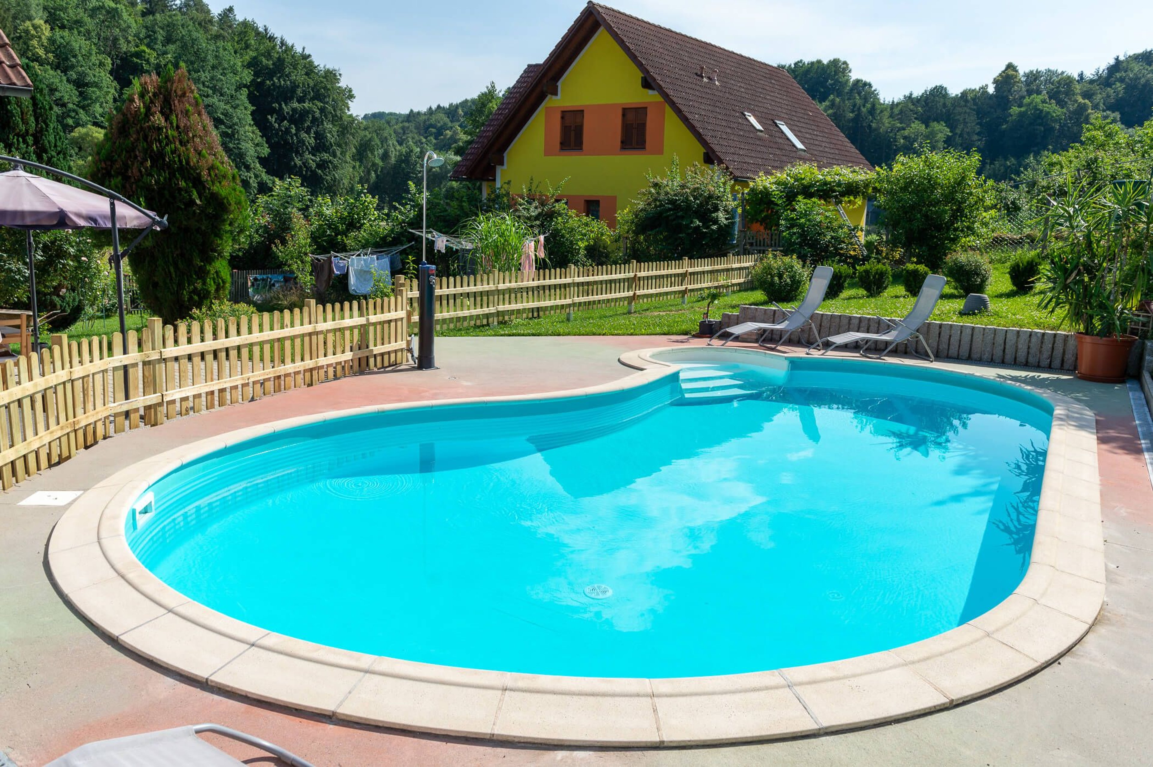 Der Pool im Garten des Gästehauses Nora.
