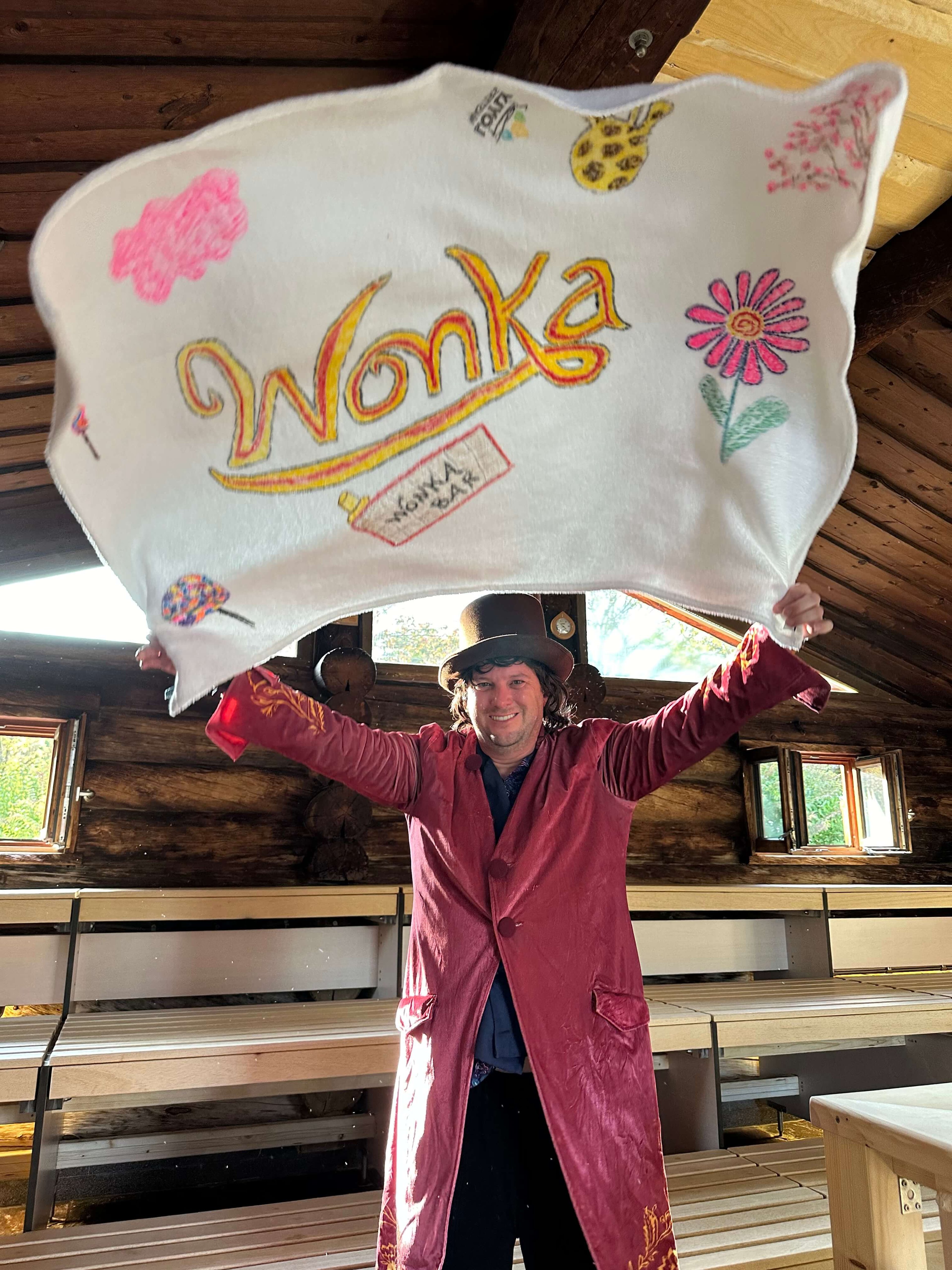 Verkleideter Aufgussmeister in der Panoramasauna im Schaffelbad mit großdem Saunatuch.