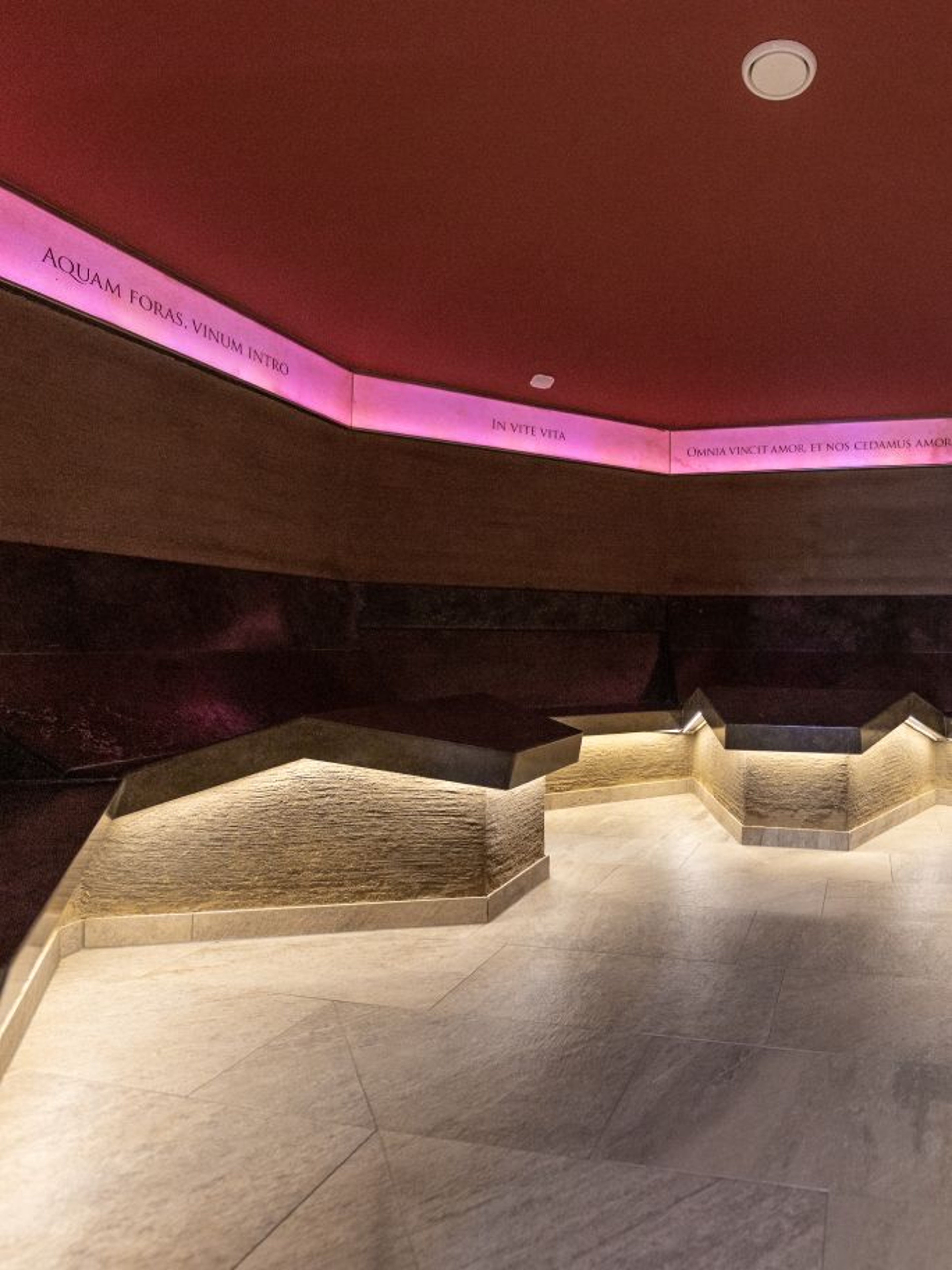 A view of the Roman tepidarium with its stone loungers.