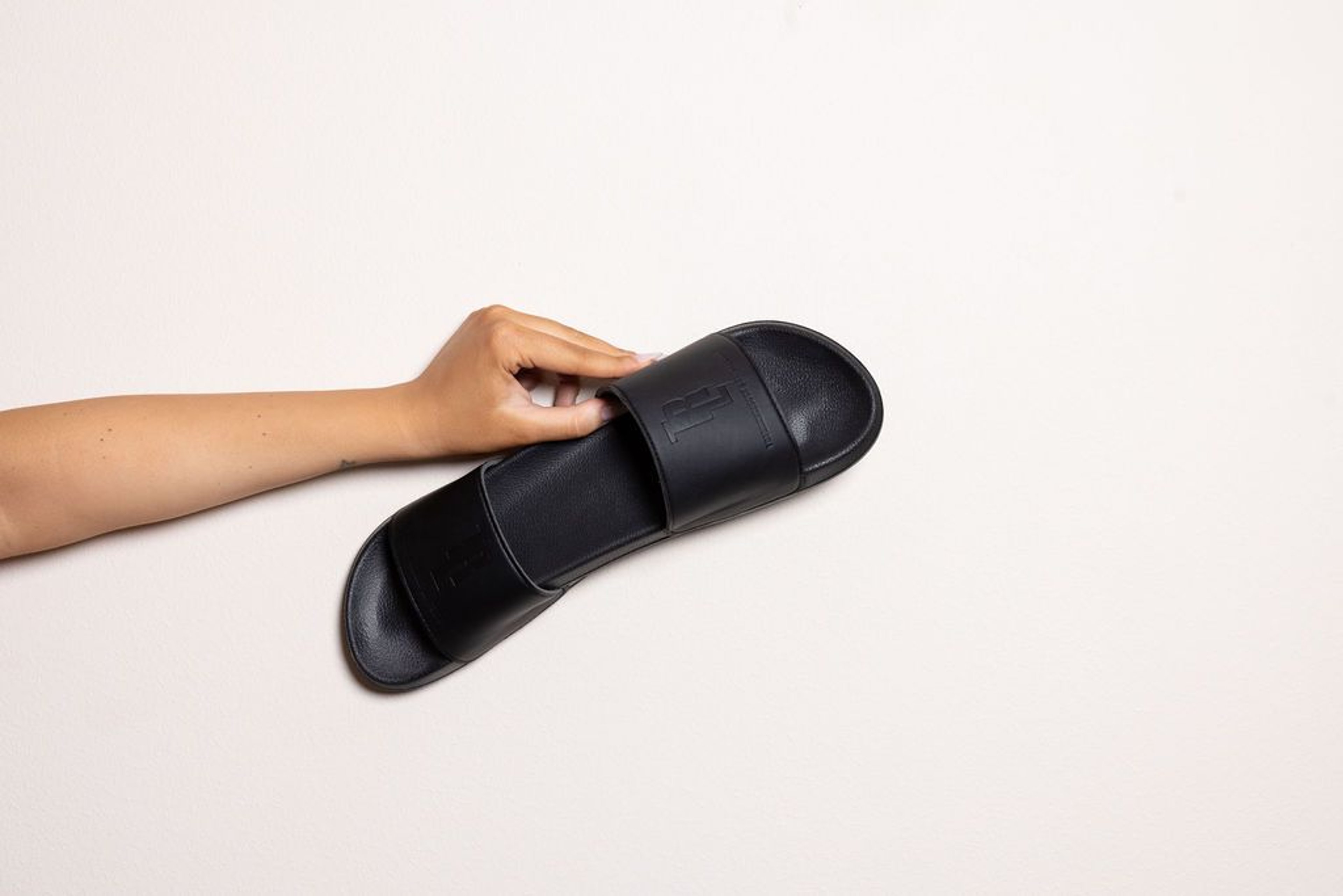 Comfortable black flip-flops with the Thermenresort Loipersdorf logo on the strap, indispensable for the way from the hotel to the spa resort.
