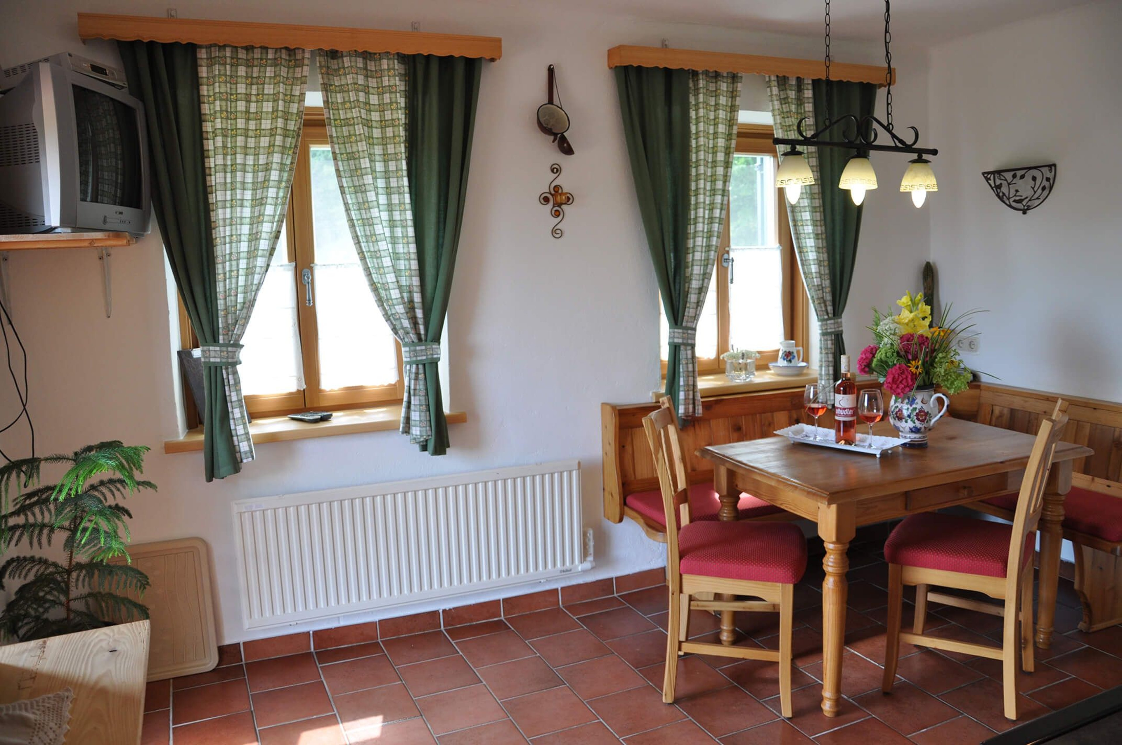 Die urige Essecke im Appartment S´Kellerstöckl.